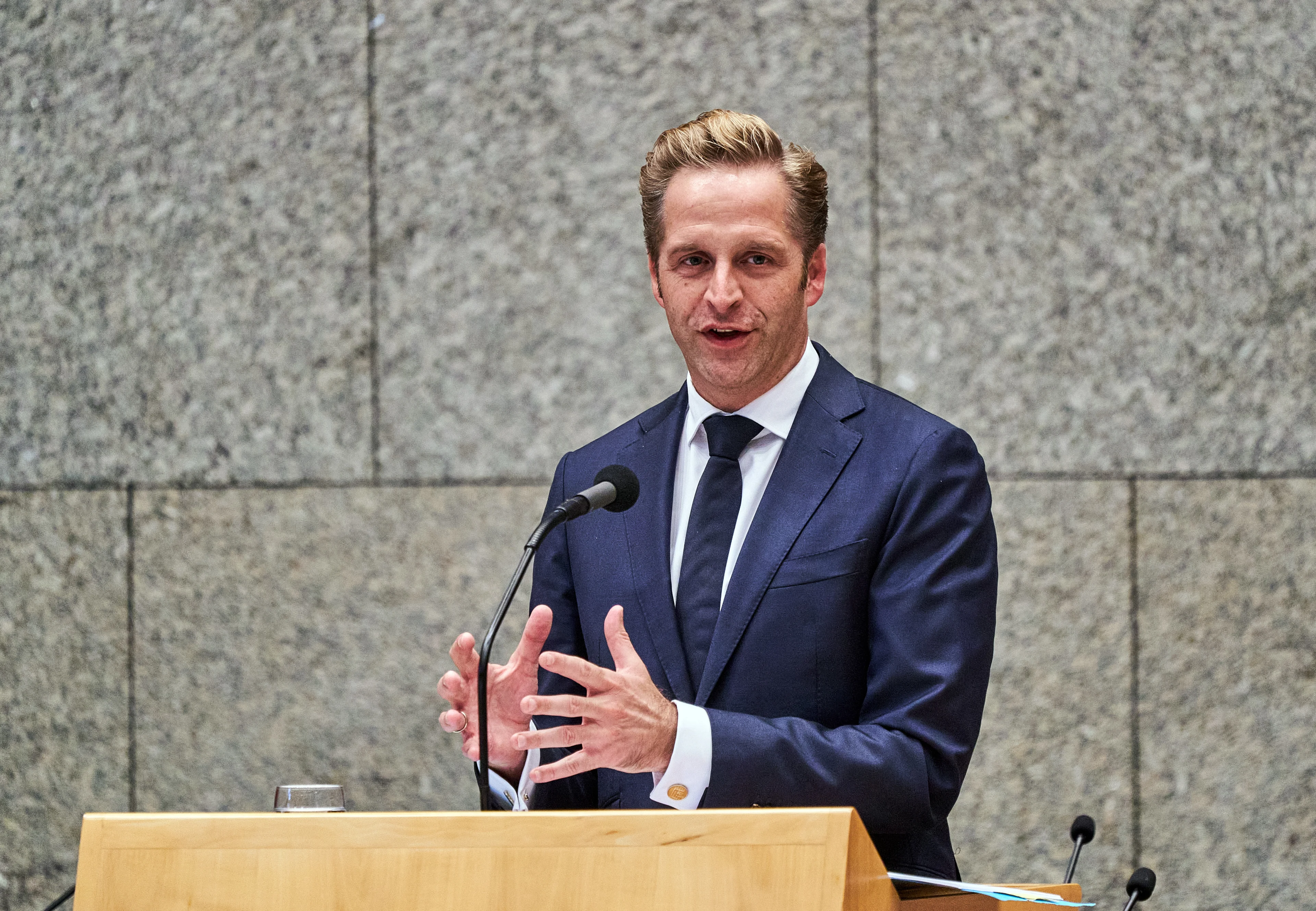 De Jonge: genoeg beschermingsmiddelen tegen corona op voorraad voor nieuwe piek