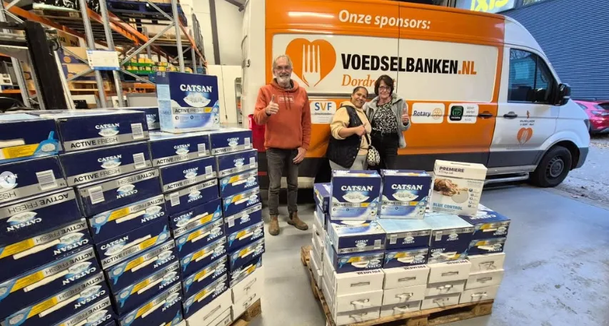 Politie brengt honderden dozen kattengrind gevonden bij inval naar voedselbank