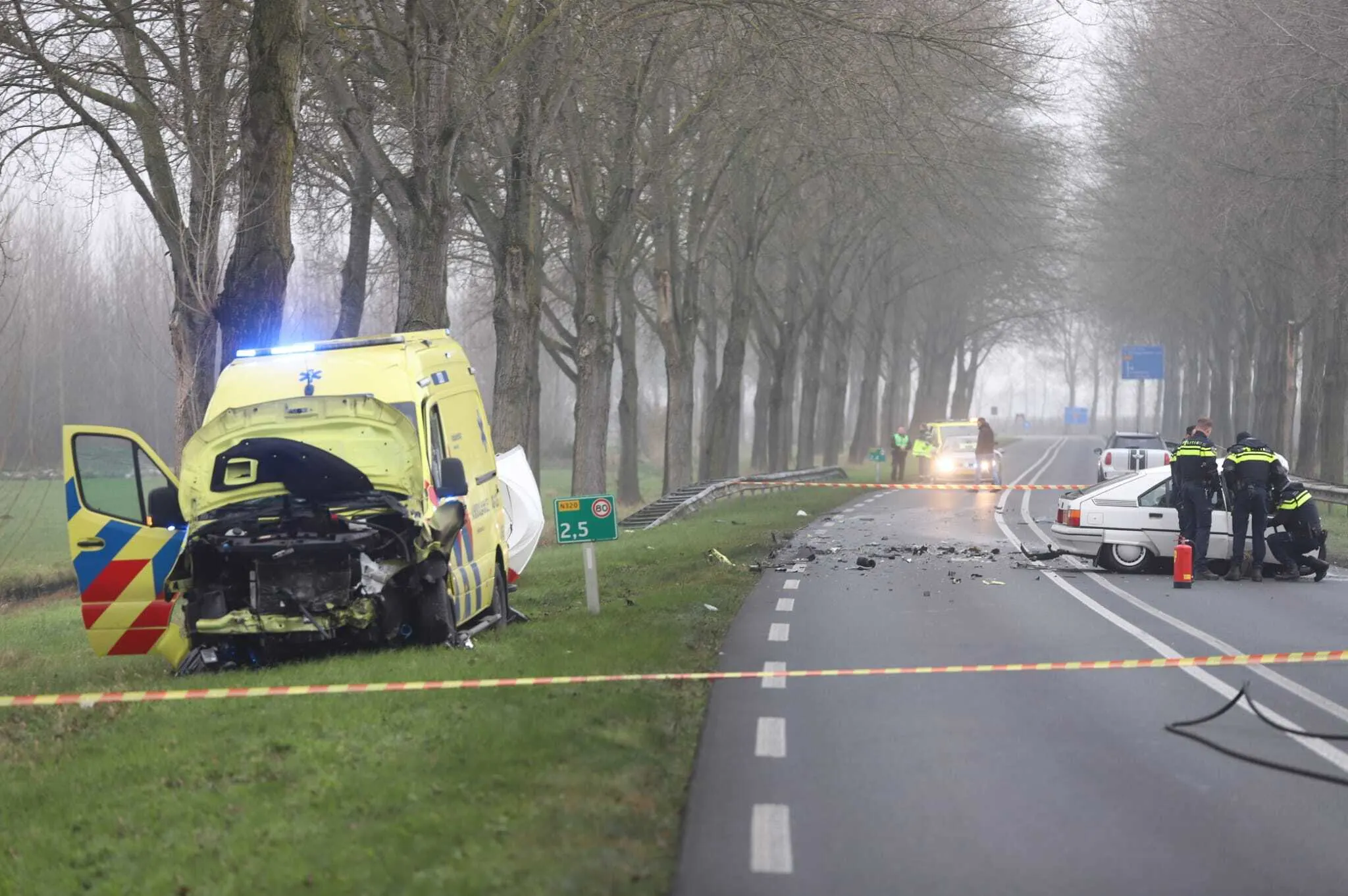 Automobilist botst frontaal op ambulance in Culemborg en overlijdt