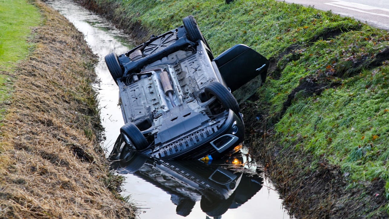 Helden weten kinderen maar net uit ijskoud water te redden na zwaar ongeluk