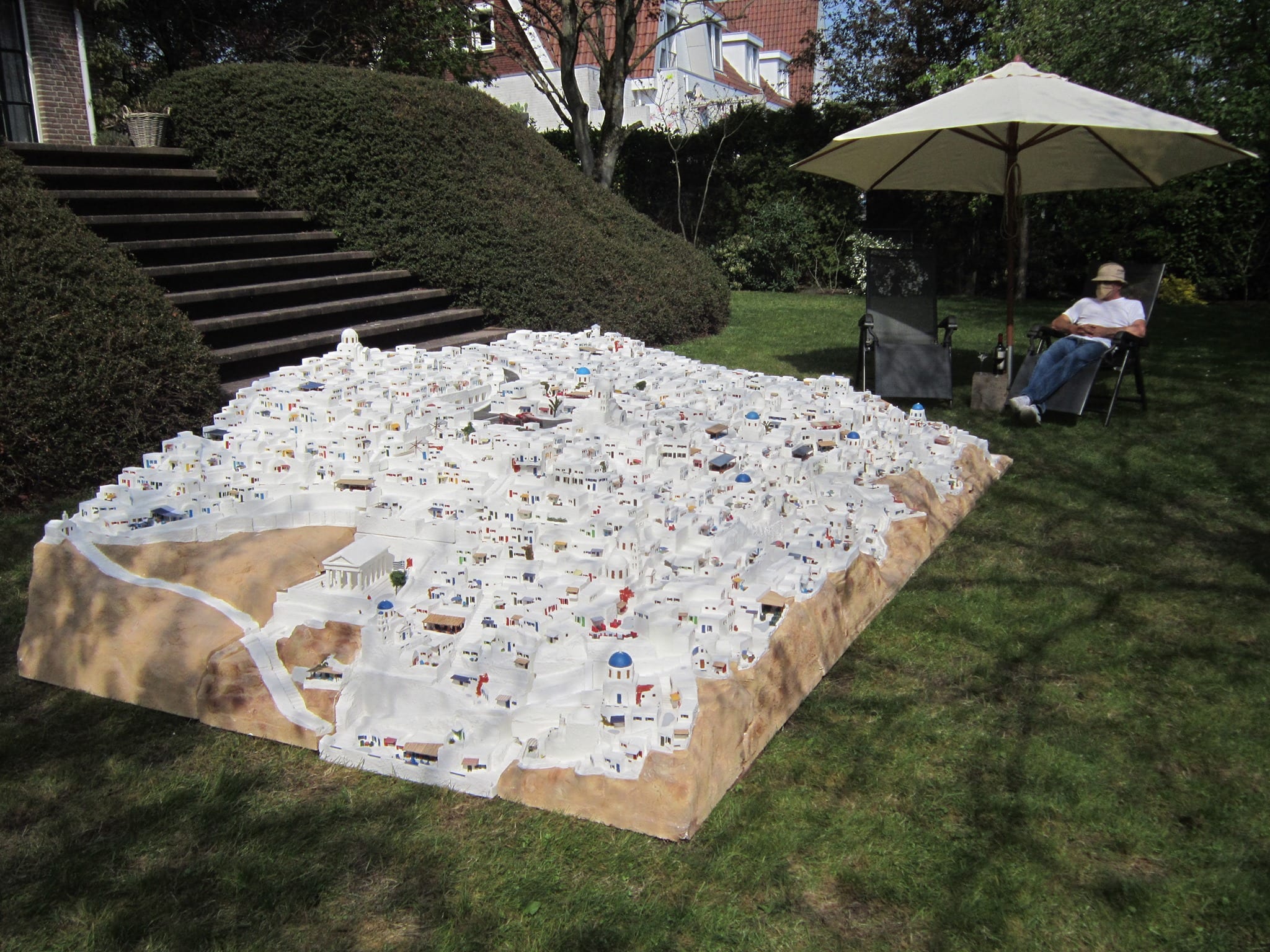 Fer (67) bouwde een miniatuurdorp en kan nu veilig 'op vakantie' naar Griekenland