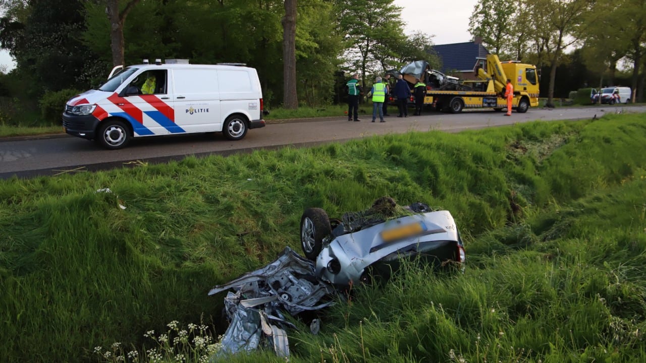 Auto ramt meerdere bomen en breekt doormidden in Siegerswoude: één dode, meerdere zwaargewonden 