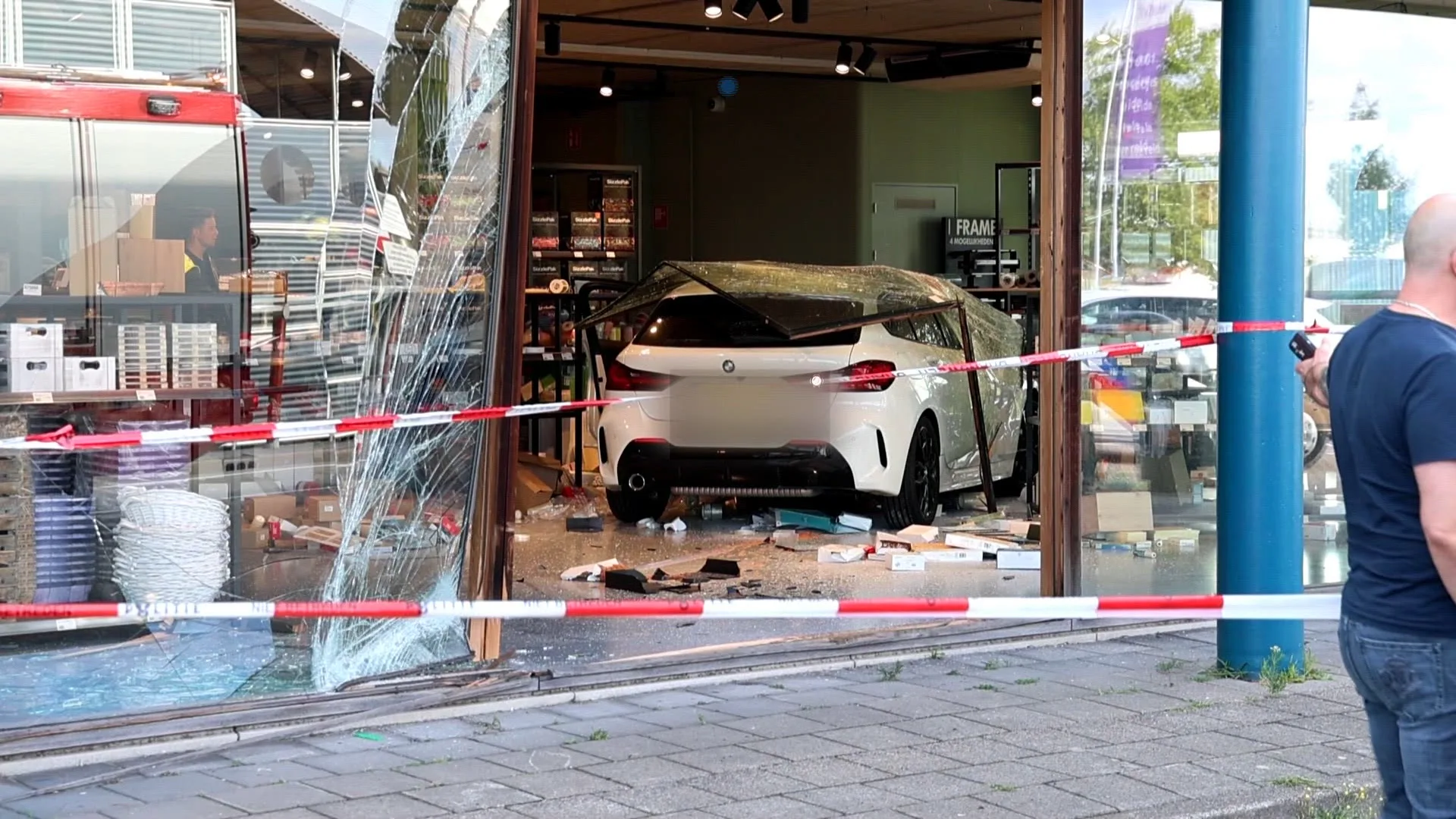 Auto rijdt winkelpand in Beverwijk binnen, enorme ravage