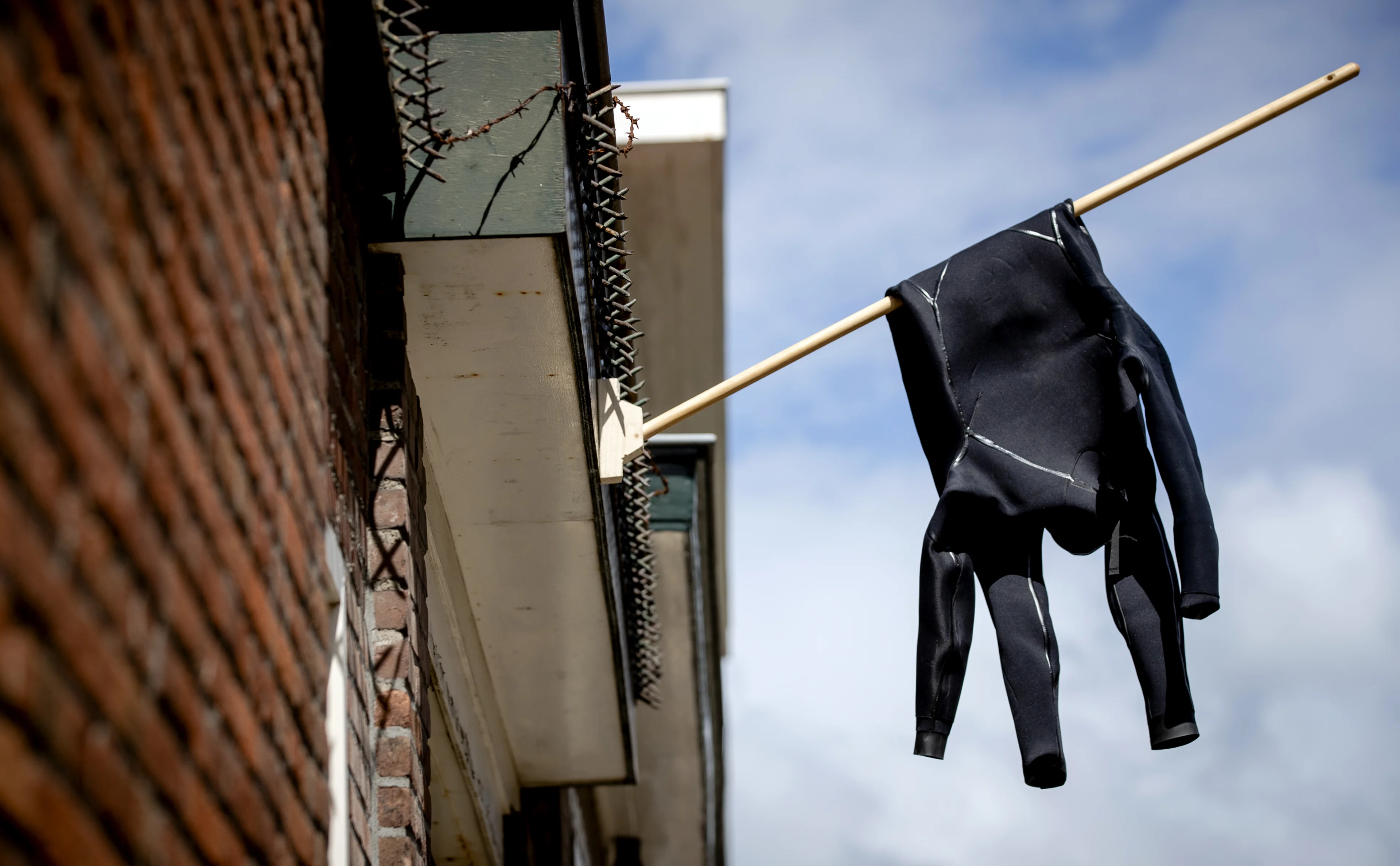 Groeiende bloemenzee bij Scheveningse surfschool, herdenking voor omgekomen surfers