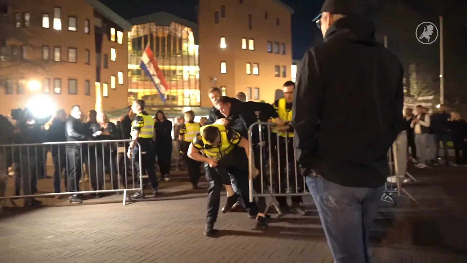 Fel protest tegen azc Berlicum: vuurwerk afgestoken en eieren gegooid