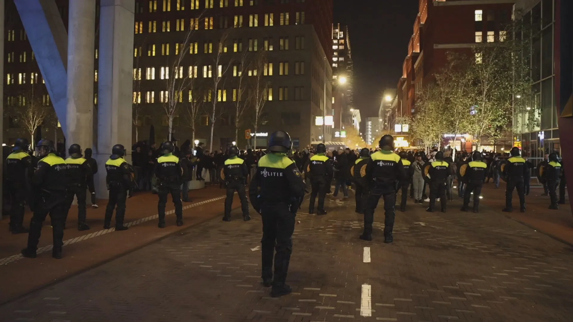 Demonstranten bekogelen agenten tijdens persconferentie, waterkanon ingezet