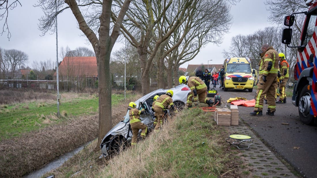 Man (35) overleden na zware crash in Geervliet, bijrijder aanspreekbaar
