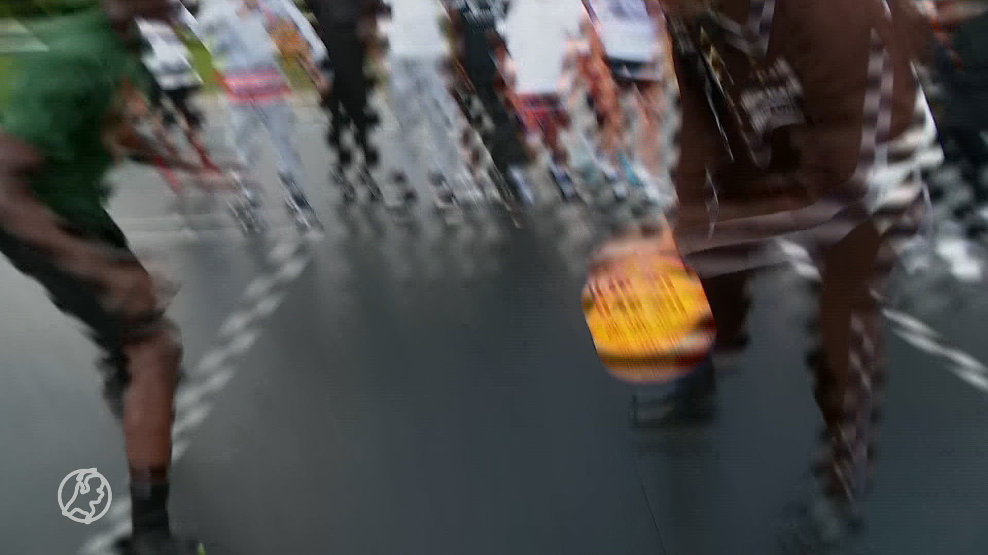 Worthy de Jong geeft kinderen lesje basketbal