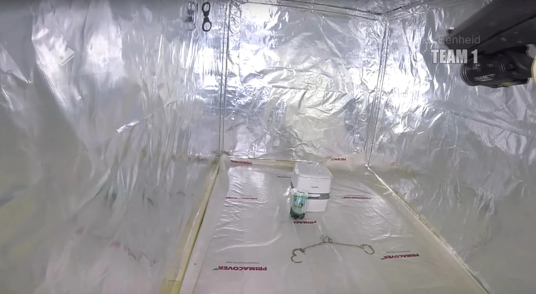 VIDEO: Politie geeft inkijkje in martelkamer van ontdekte 'onderwereldgevangenis'