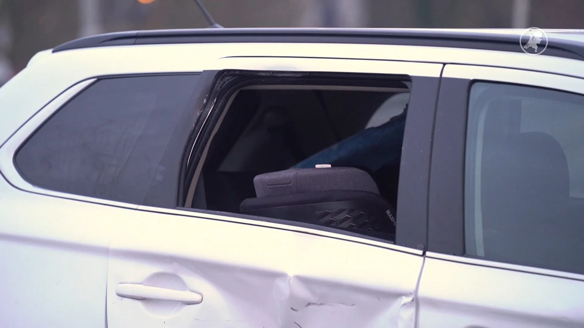 Motorrijder knalt in zijkant auto met baby erin, moeten allebei naar ziekenhuis