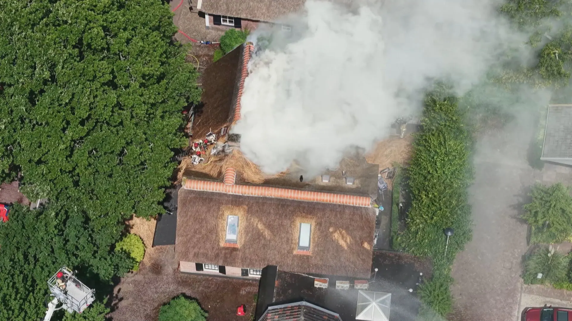 Felle brand verwoest rieten dak van monumentaal pand in Laren