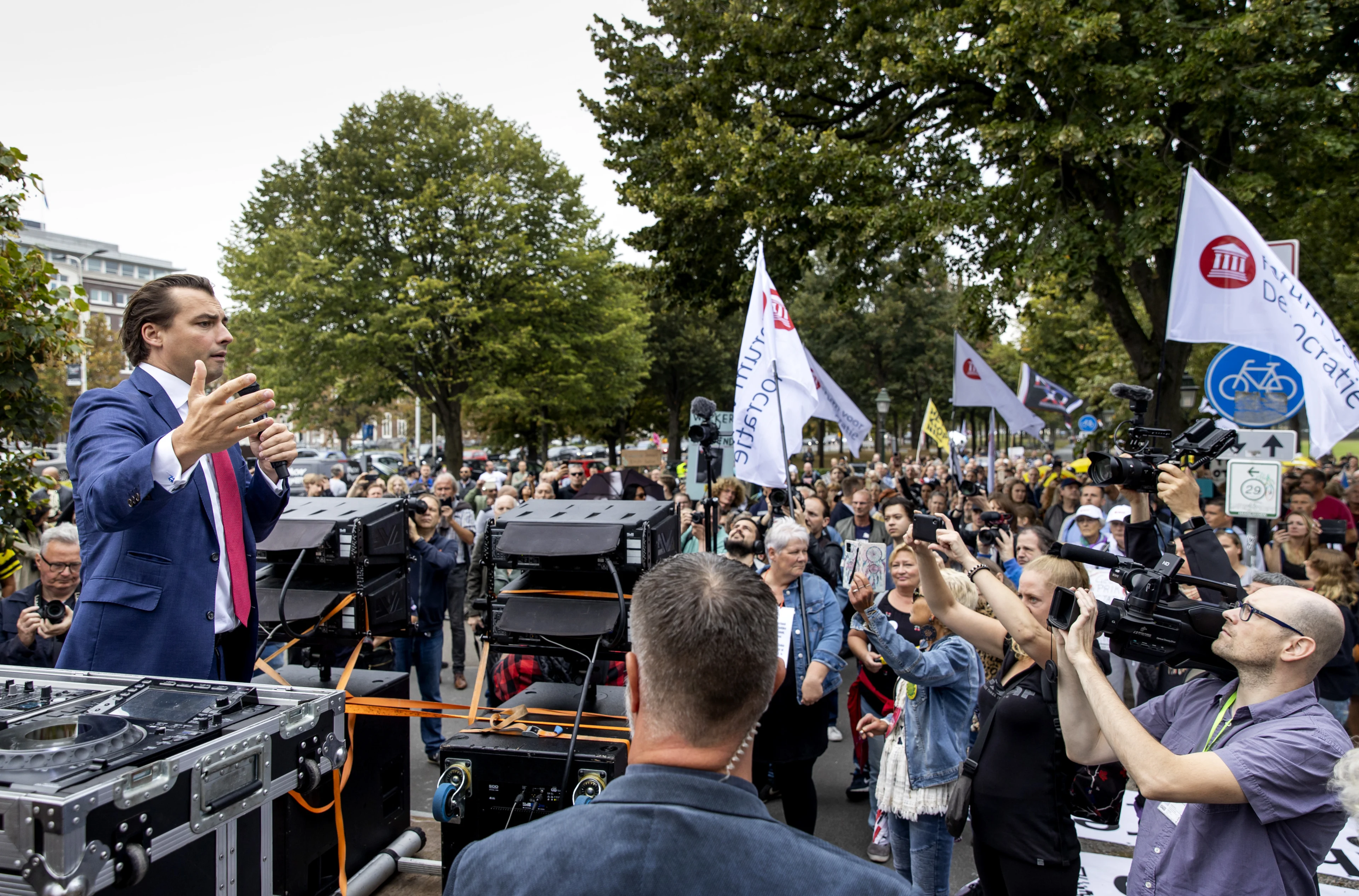 Honderden betogers tegen coronapas in Den Haag de straat op