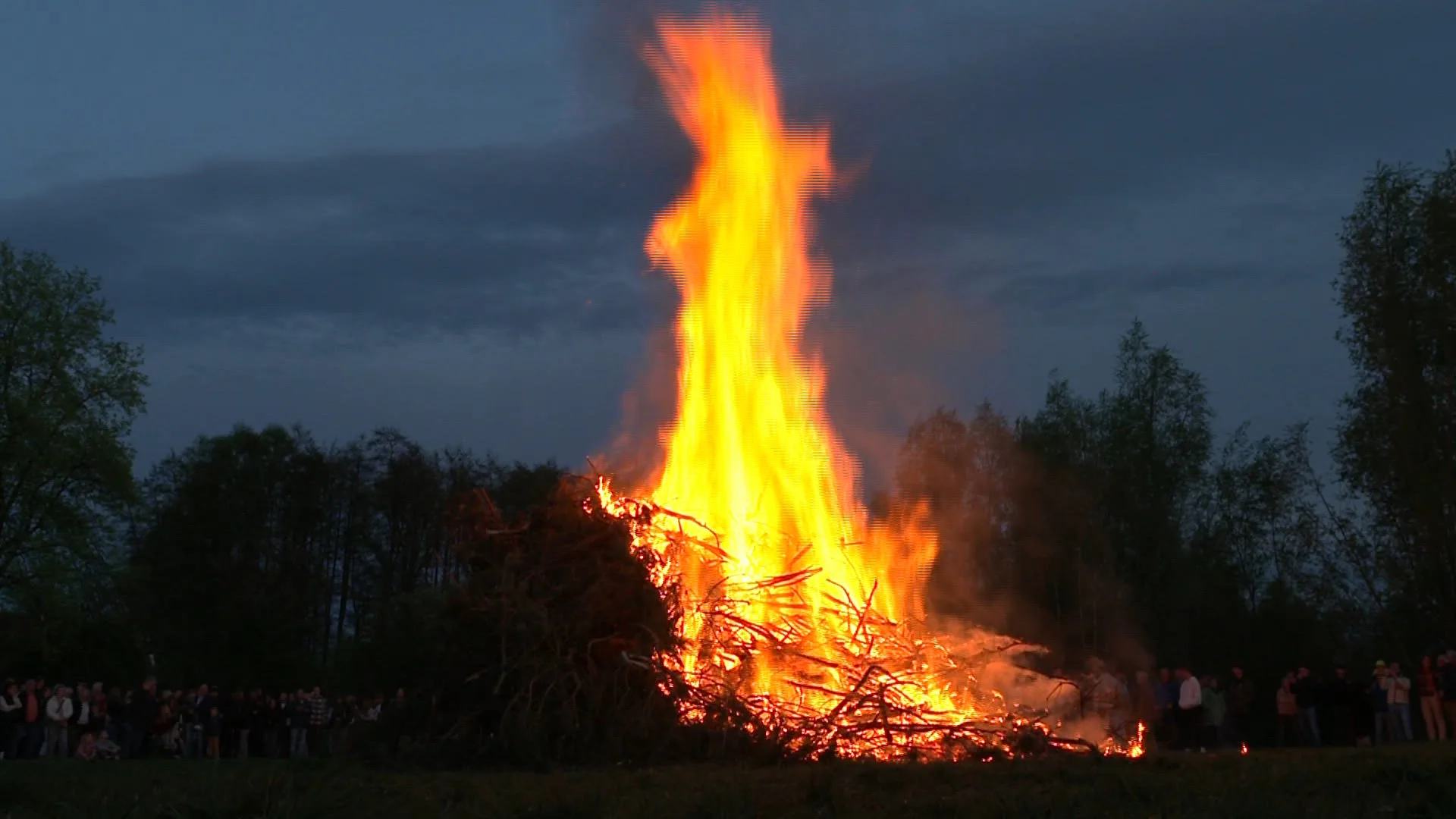 Vlöggelen hand in hand door Ootmarsum: paastraditie trekt volle stad