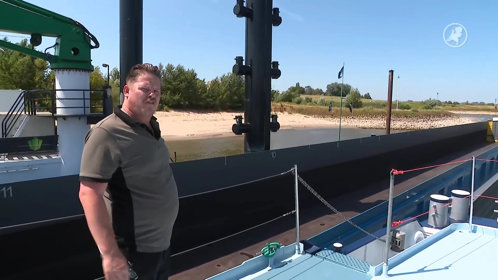 Binnenvaartschipper Patrick Aldenzee en zijn collega's hebben last van extreem laagwater
