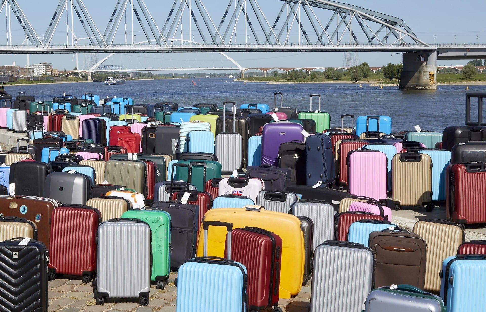 Waalkade Nijmegen bezaaid met koffers: 'Voor elke verloren vakantie een'