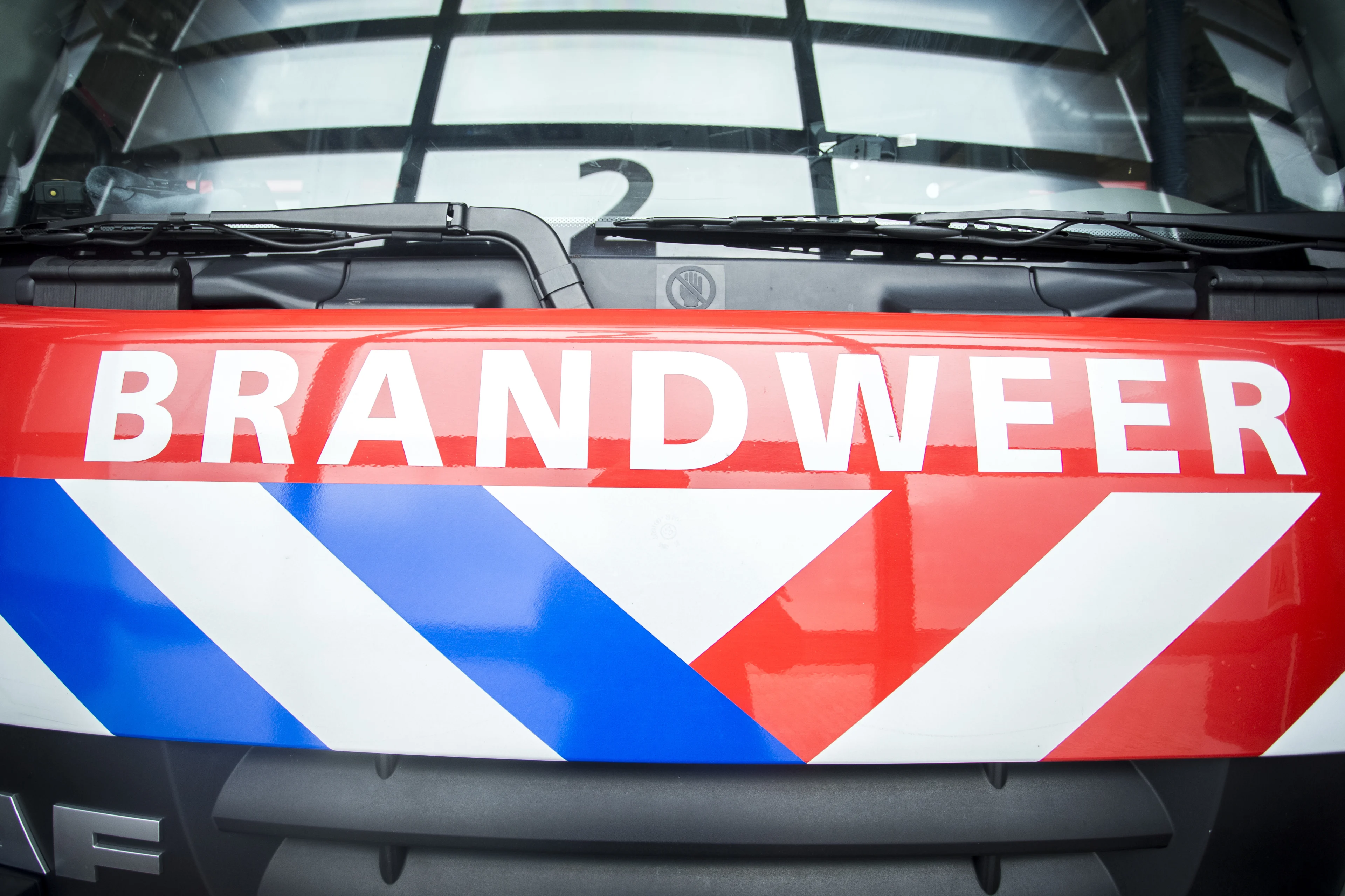 Dode gevonden in brandende auto na botsing met vrachtwagen in Ravenstein