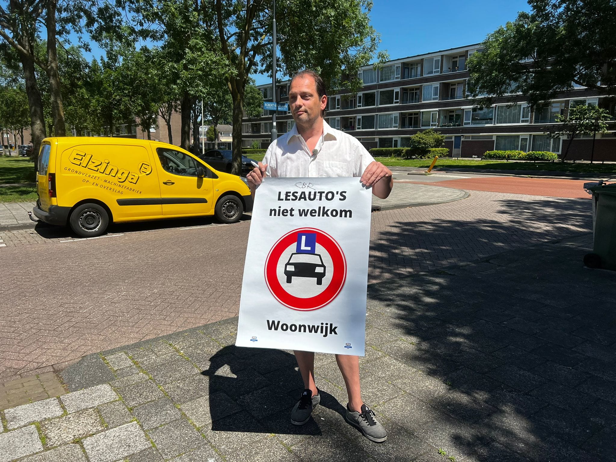 Bewoners hangen posters op tegen lesauto's: 'Niet welkom in woonwijk'