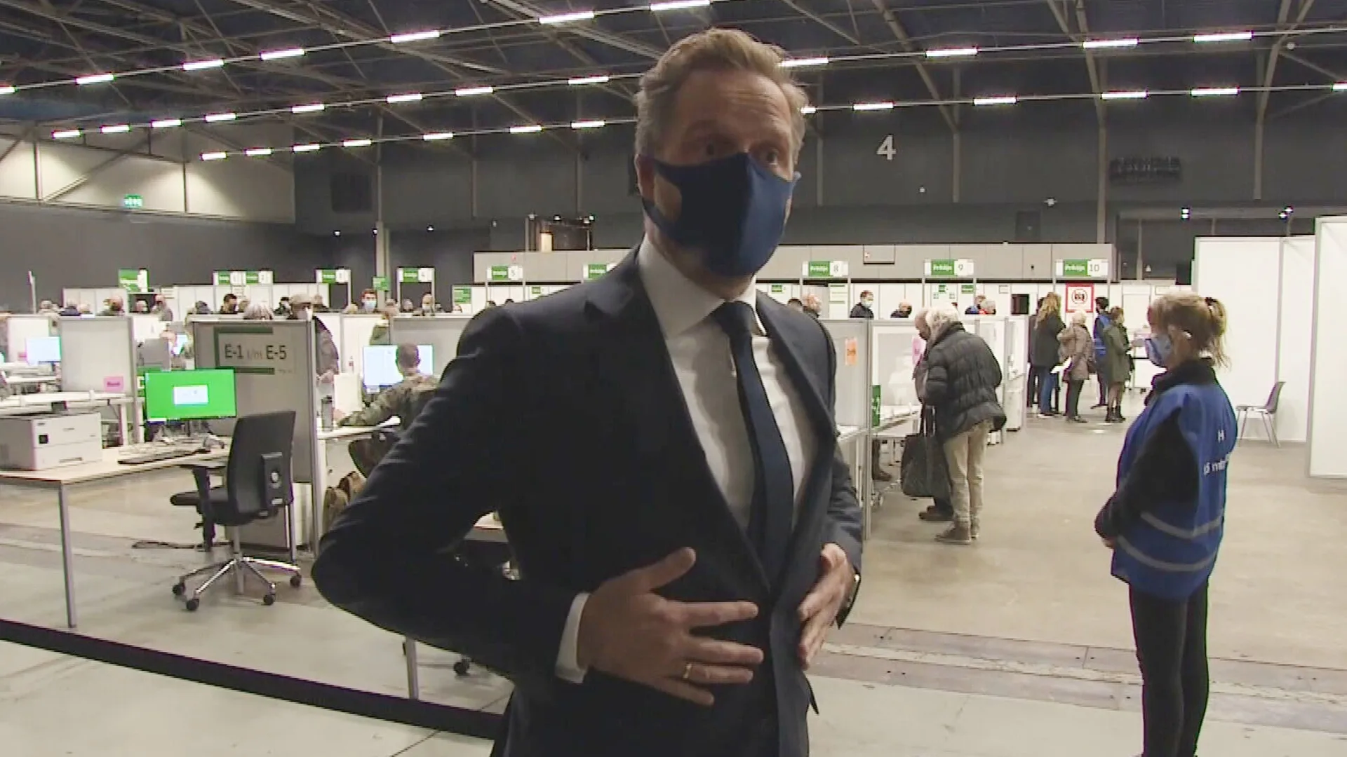 Hugo de Jonge vergeet wéér zijn paspoort op een belangrijk moment: 'Shit'