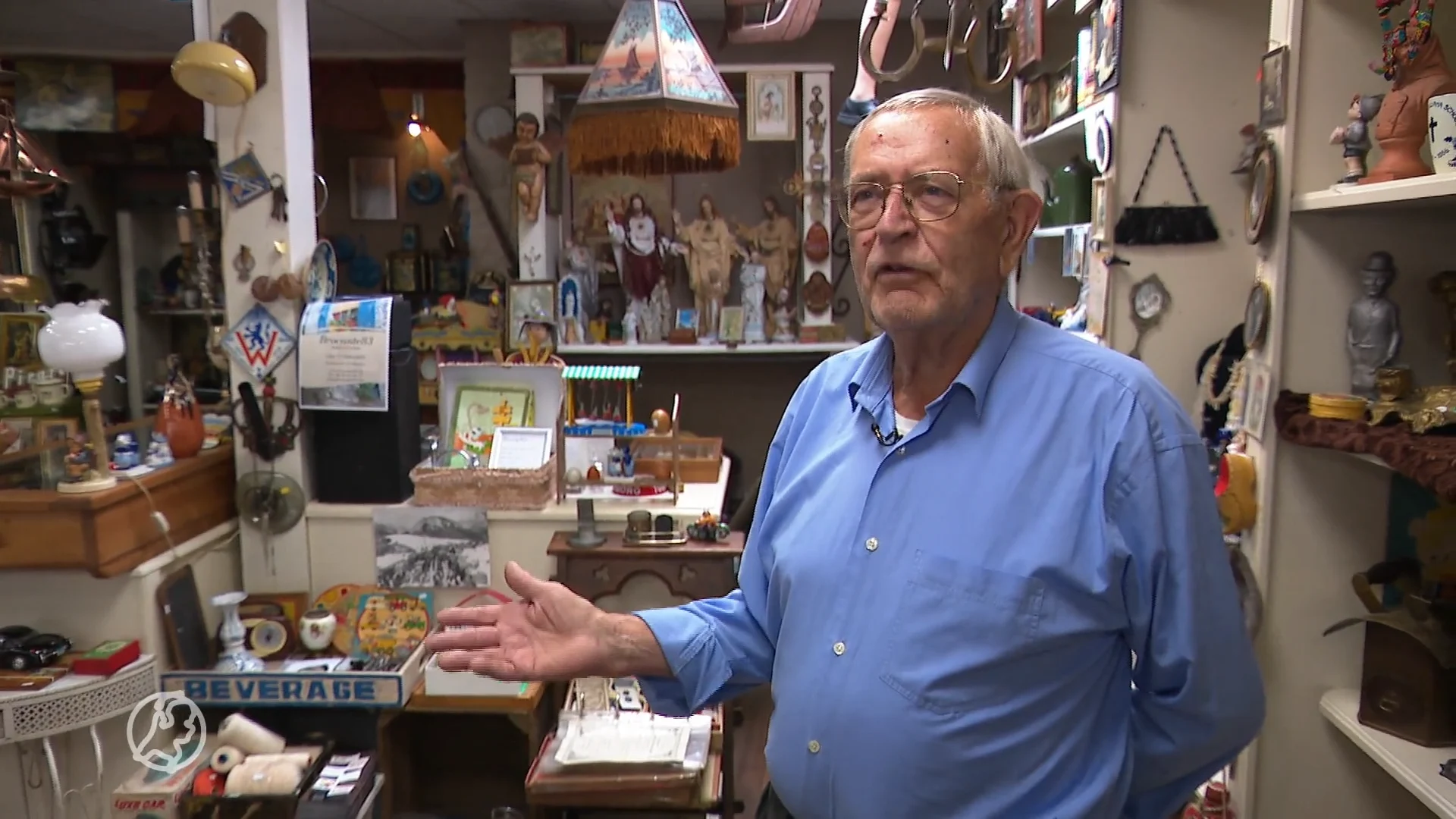 81-jarige Han zoekt liefde via advertentie in winkelruit: 'Wie durft?'