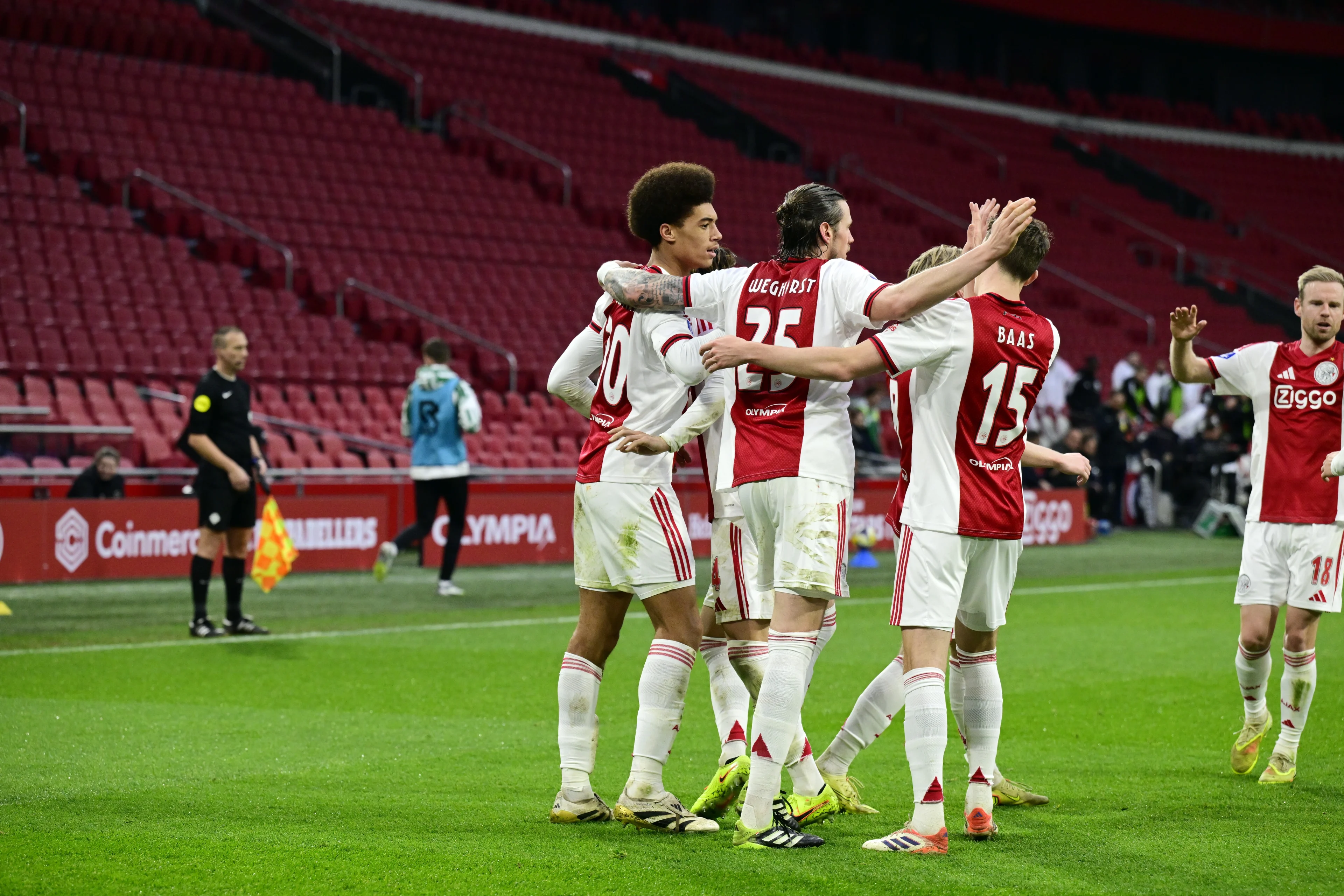 Ajax wint inhaalwedstrijd in lege Johan Cruijff ArenA met 2-0 van Groningen