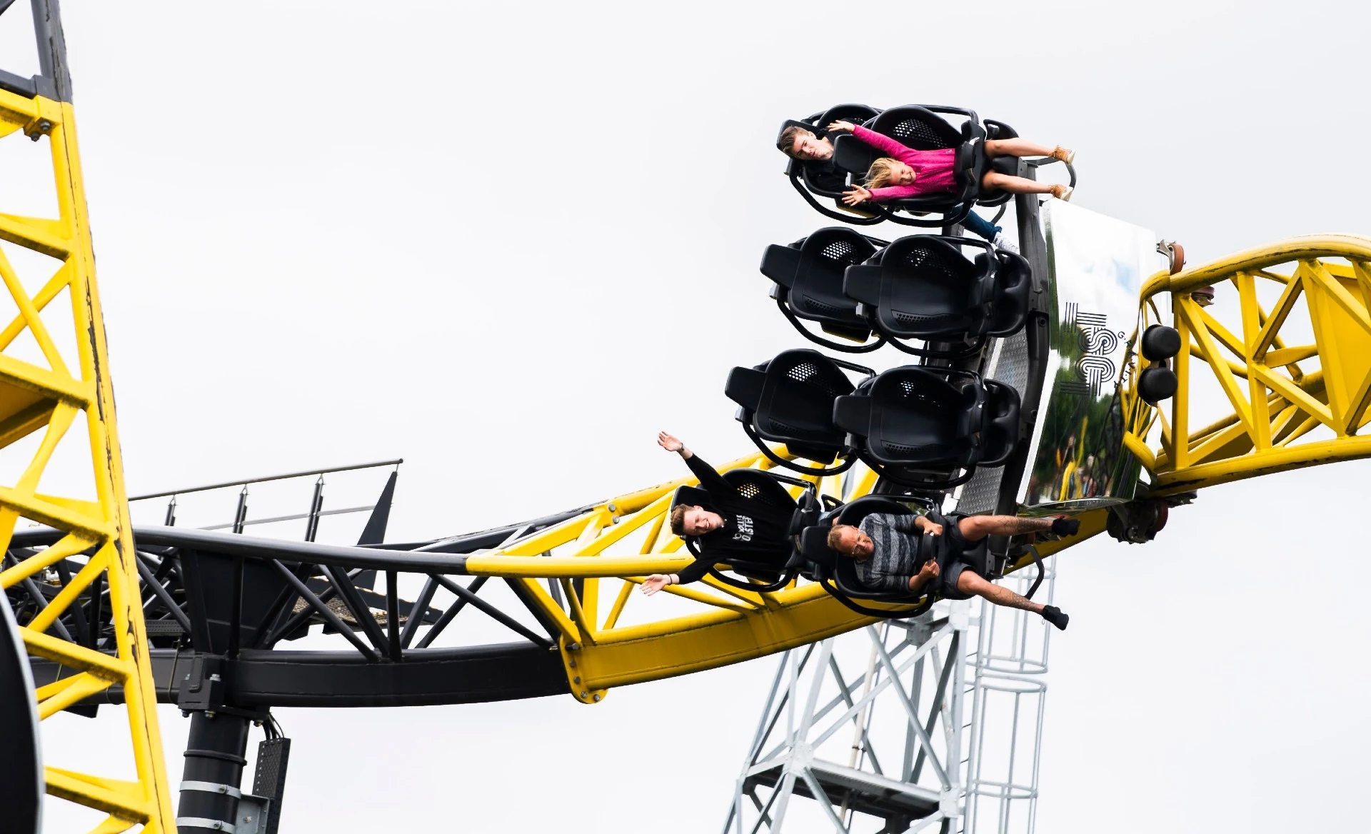 Walibi deelt mondkapjes uit aan schuilende bezoekers: 'Kan zijn dat mensen te dicht bij elkaar komen'