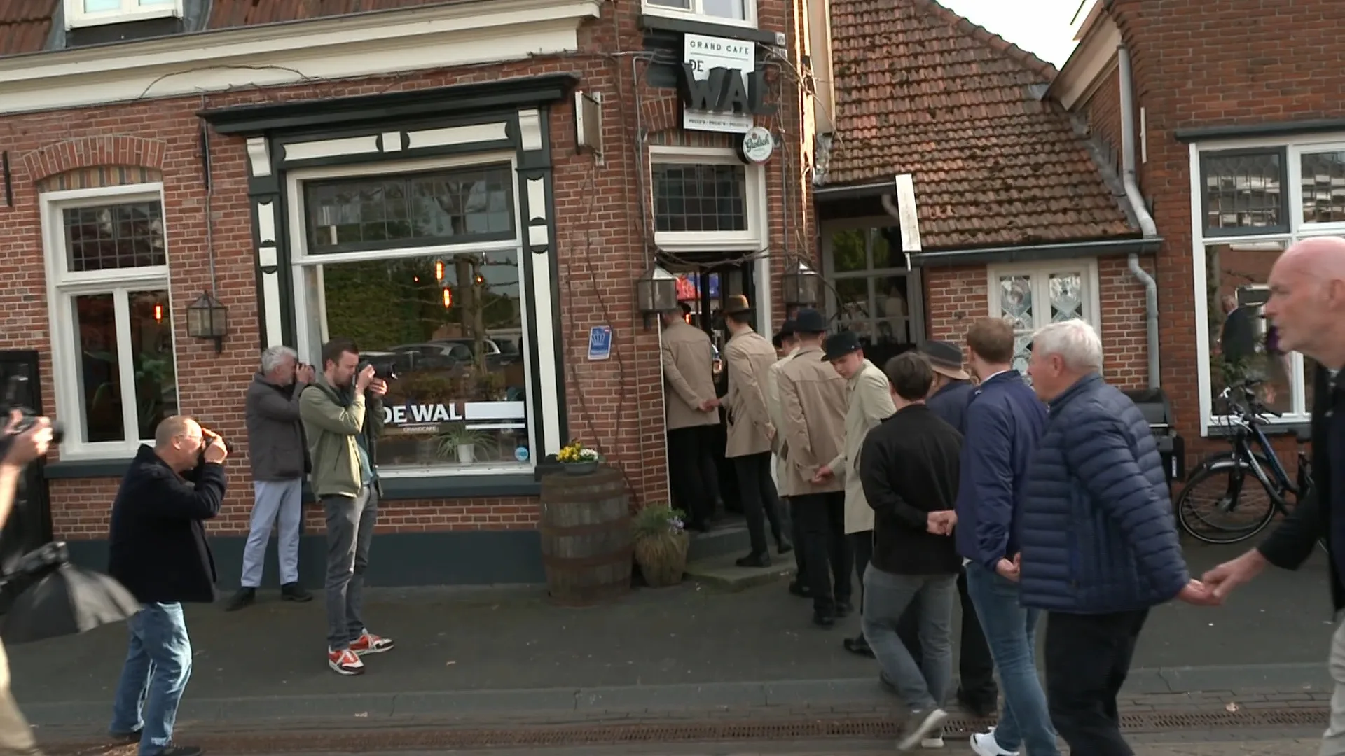 Vlöggeln in Ootmarsum: paastraditie trekt volle stad