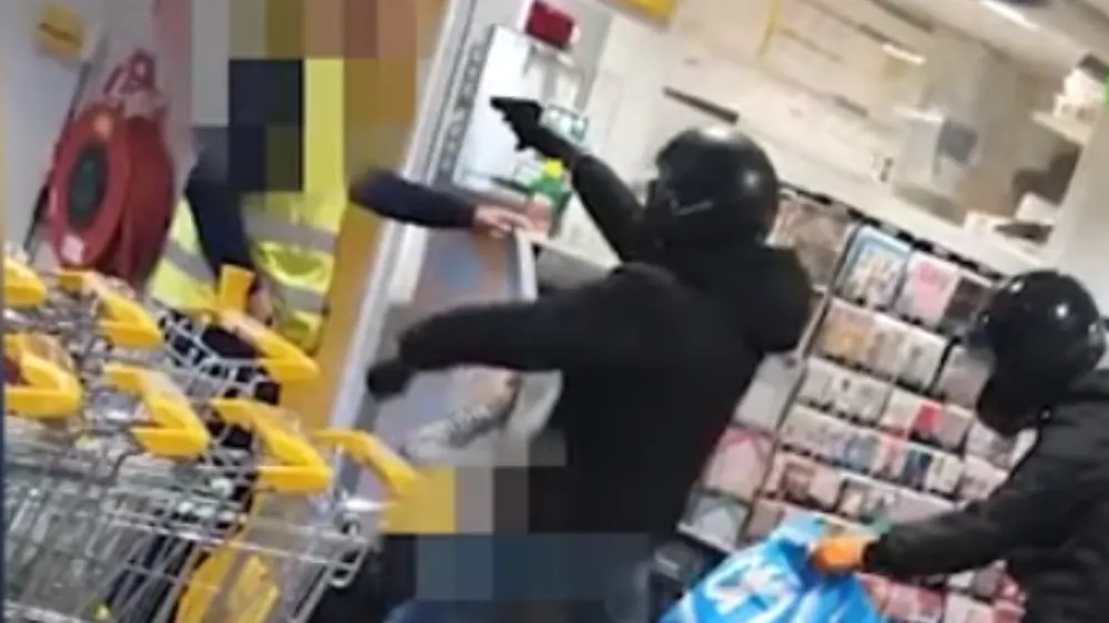 Gewapende overval op Alkmaarse supermarkt gefilmd met mobieltje