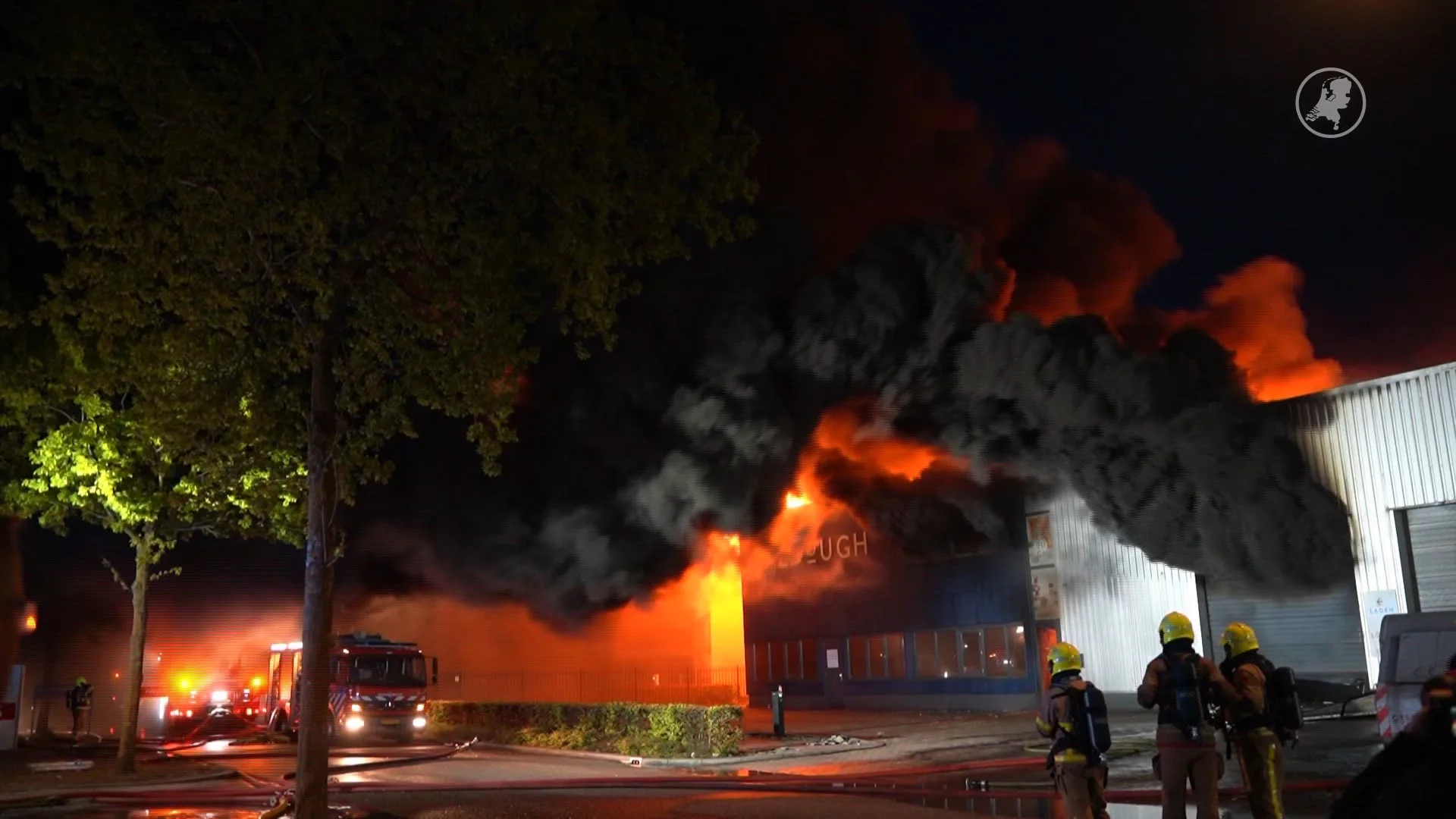 Zeer grote brand in Ermelo, vlammen slaan uit het dak