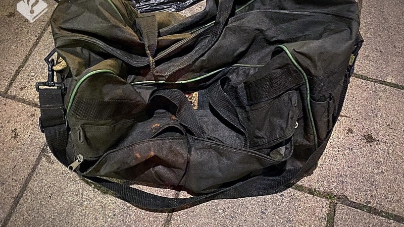 Politie vist verzwaarde tas met dode kat uit het water in Amsterdam