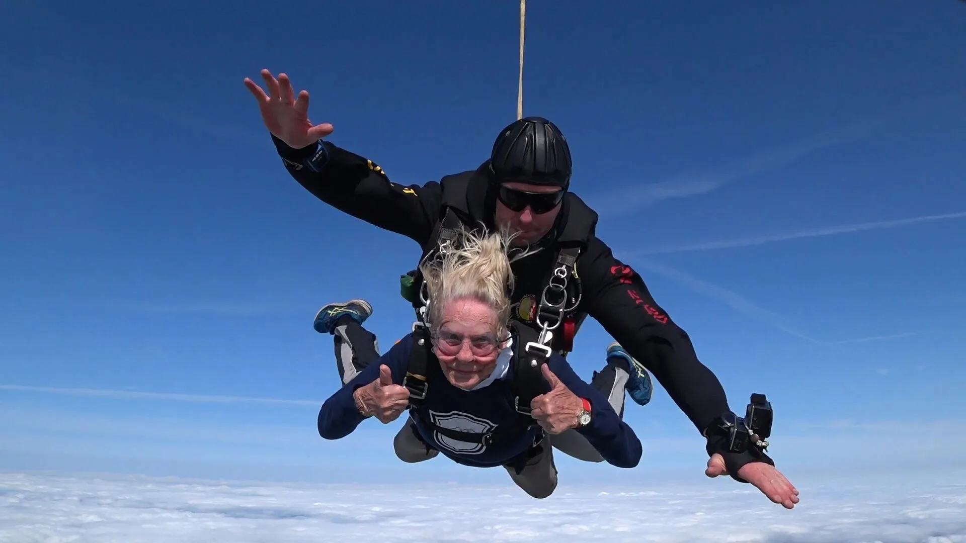 Nelly (92) maakt parachutesprong om geld in te zamelen voor veteranen