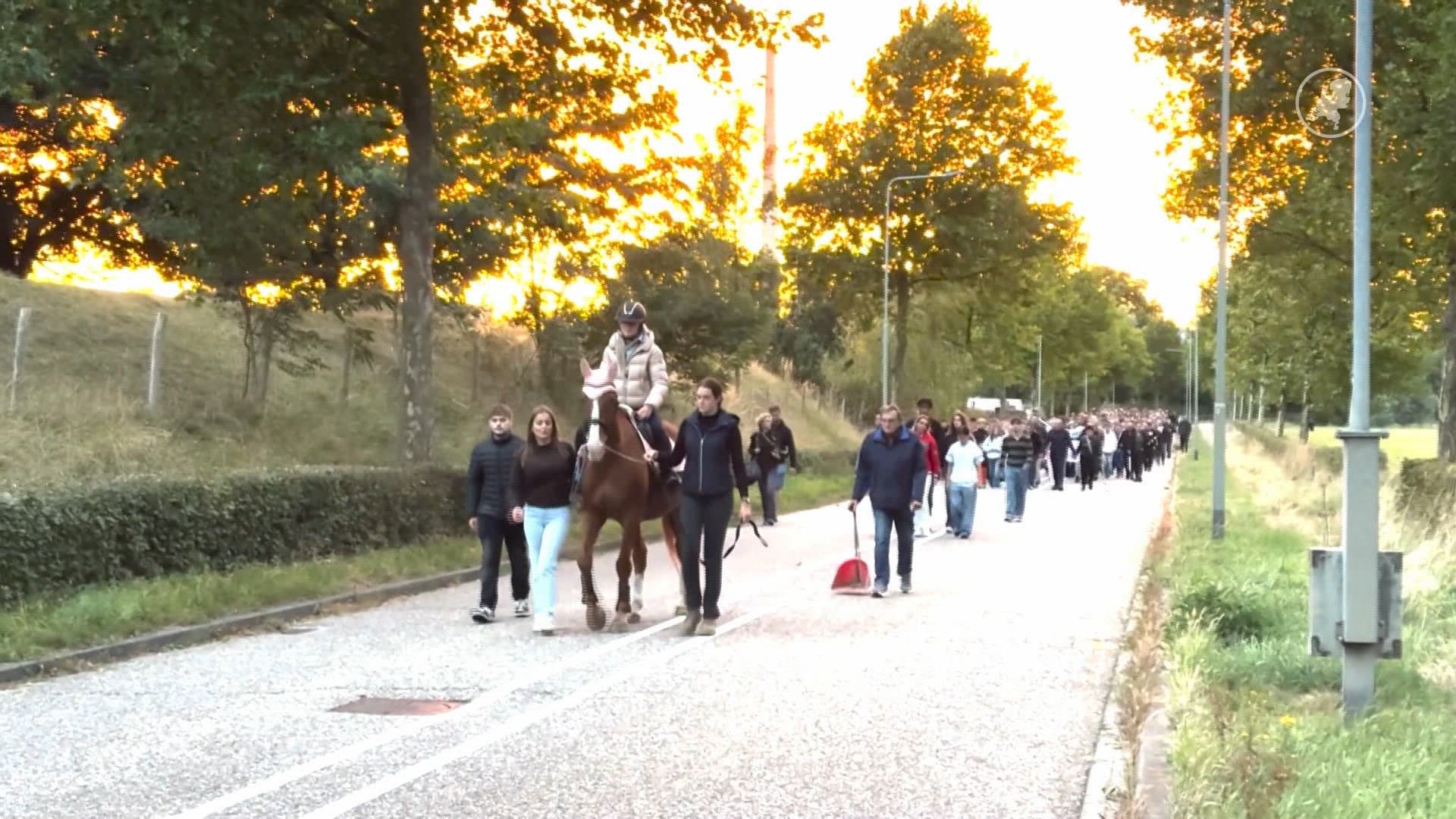 Indrukwekkende stille tocht voor verongelukte Maddison (15)