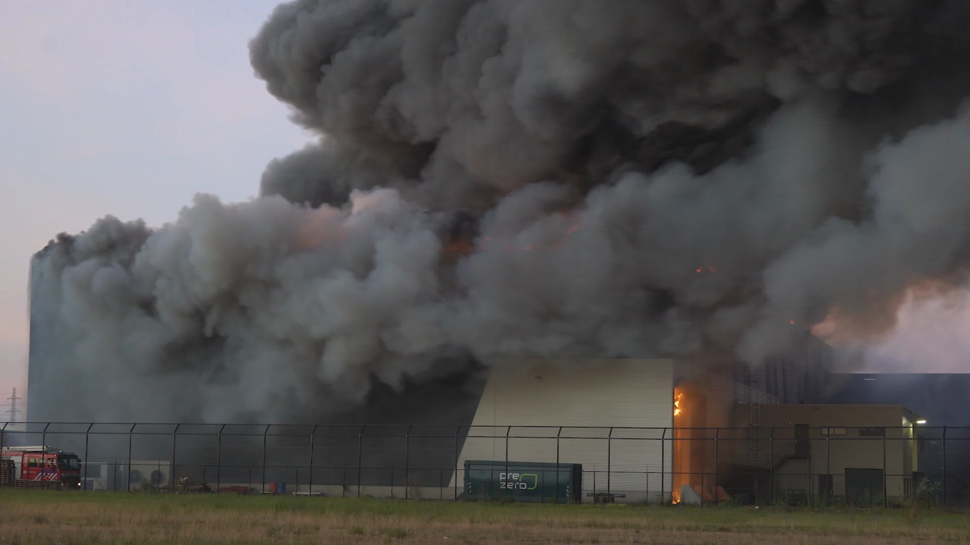 Uitslaande brand bij recyclingbedrijf Zwolle zorgt voor verkeersproblemen