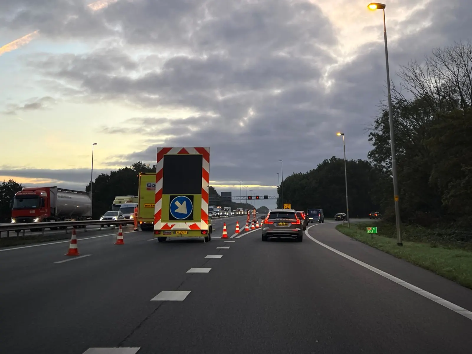 Grote file op A1 bij Barneveld na ongeval met motorrijder: 'Stel je reis uit'