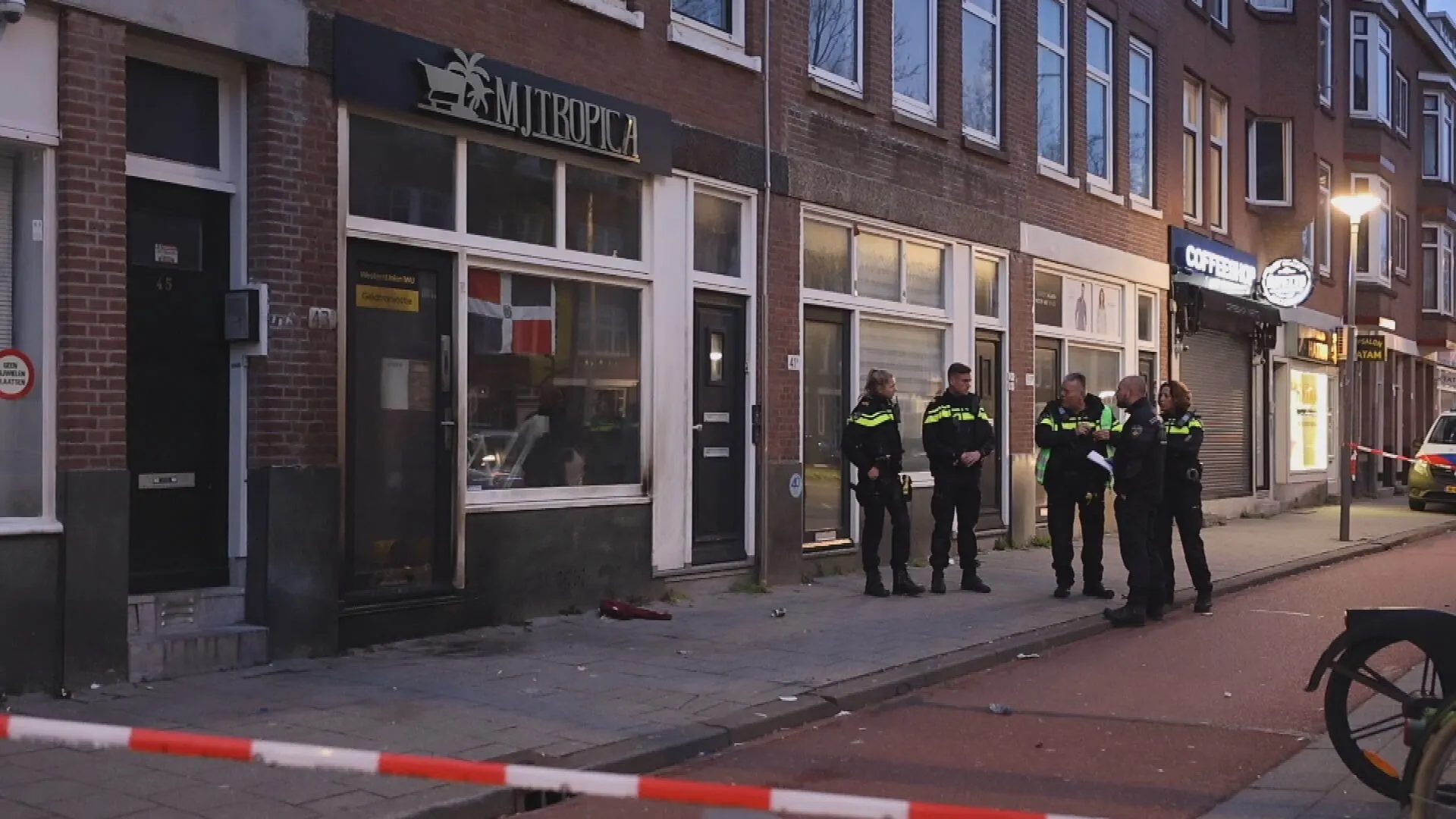 Explosie en brand in Rotterdamse volksbuurt, daders per scooter gevlucht