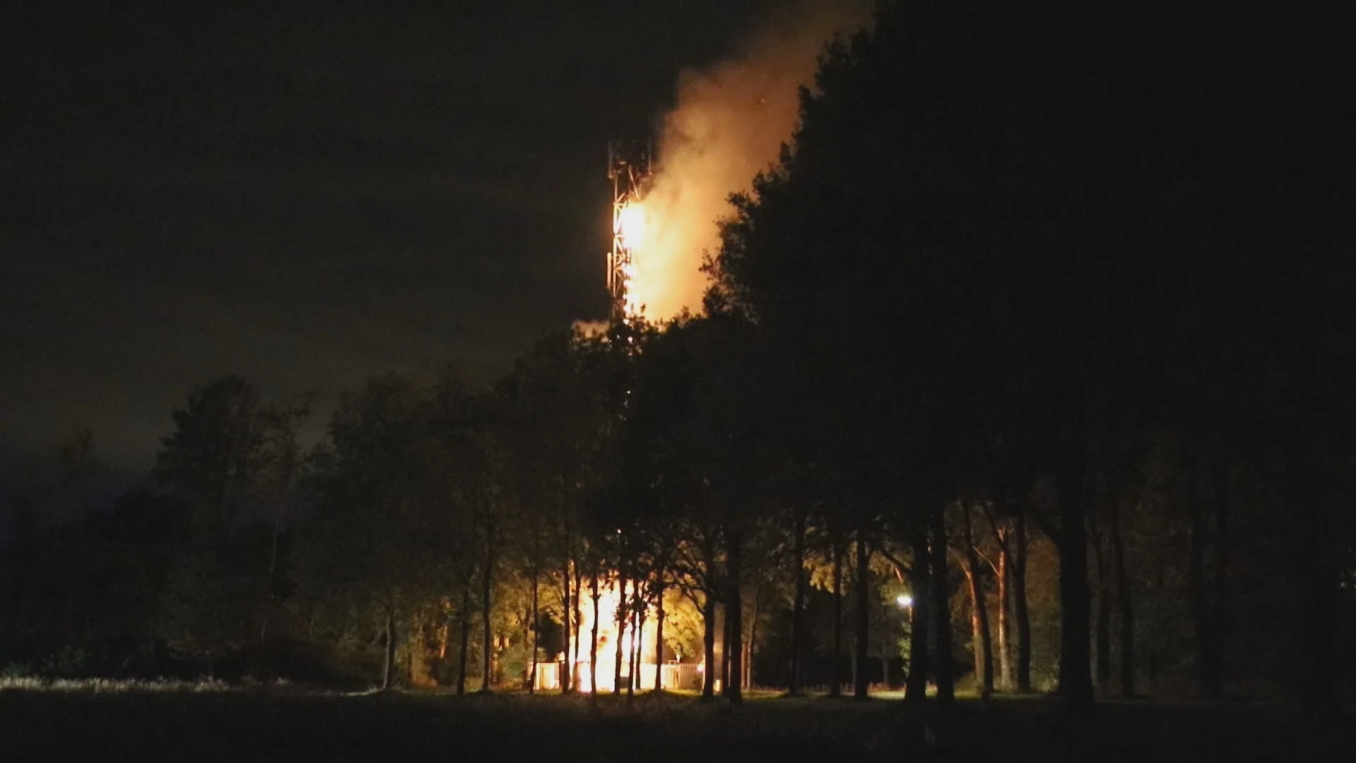 Opnieuw zendmastbrand in Rijswijk, mast gaat volledig in vlammen op