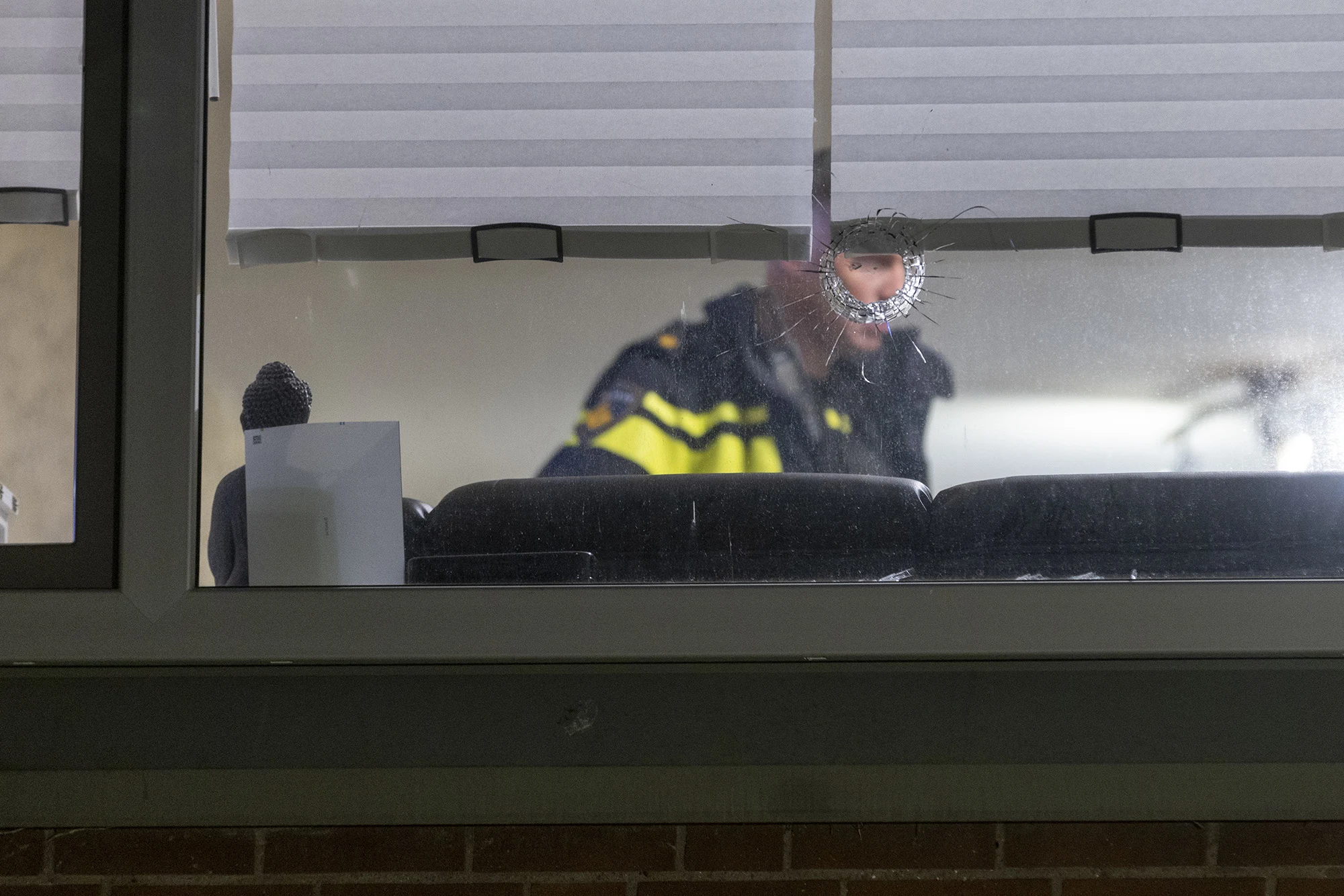 Woning beschoten in Amsterdam-Zuidoost, bewoners komen met de schrik vrij