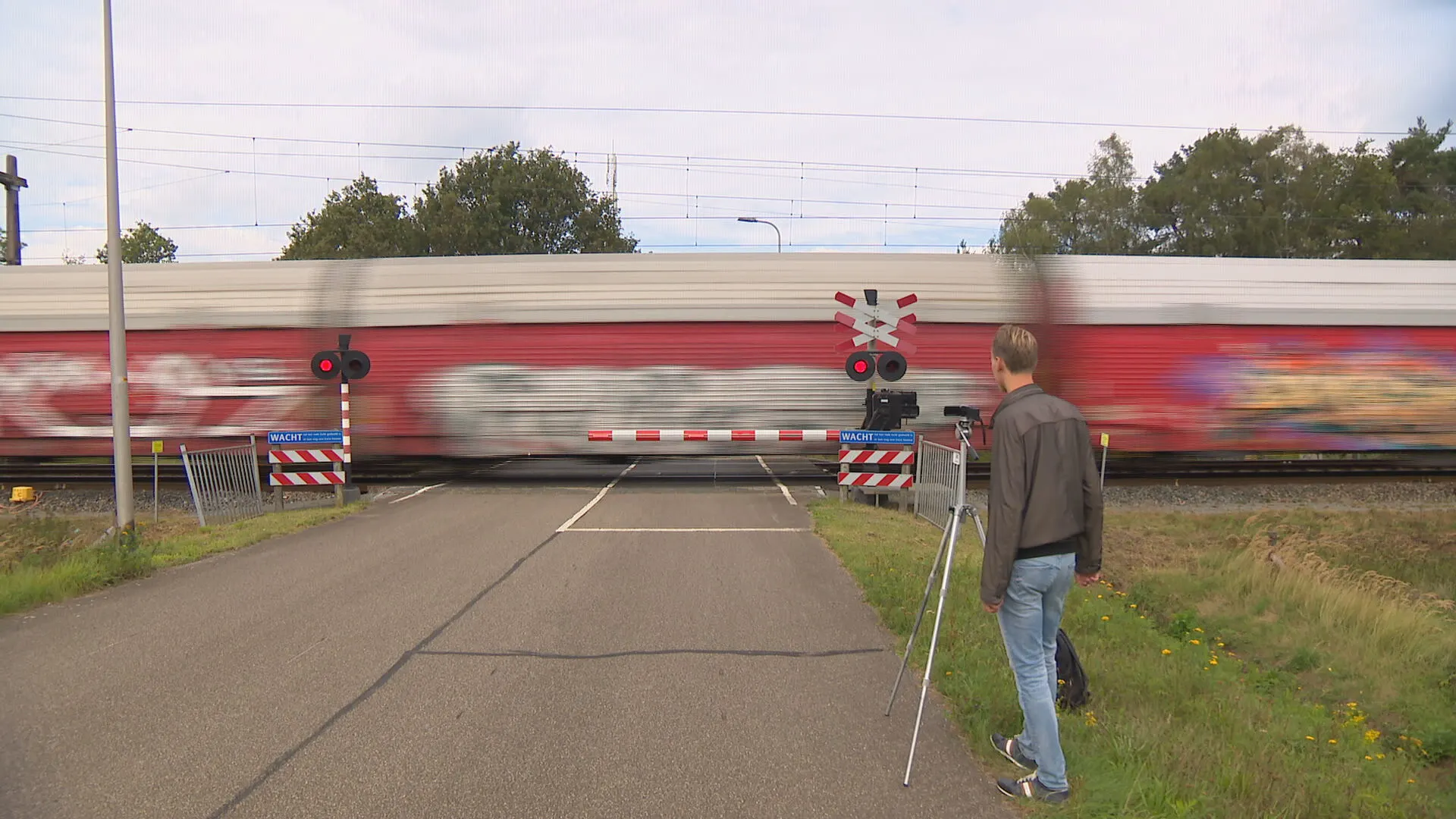 Justus (24) gaat viral met zijn spannende video's van... spoorbomen