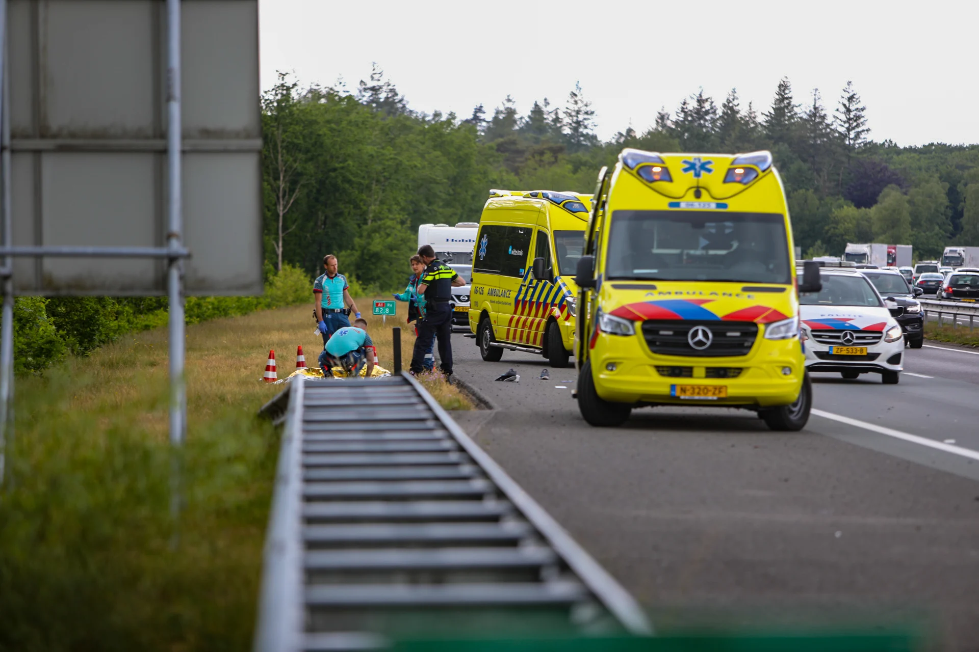 Voetganger op A1 sterft na aanrijding door vrachtwagen