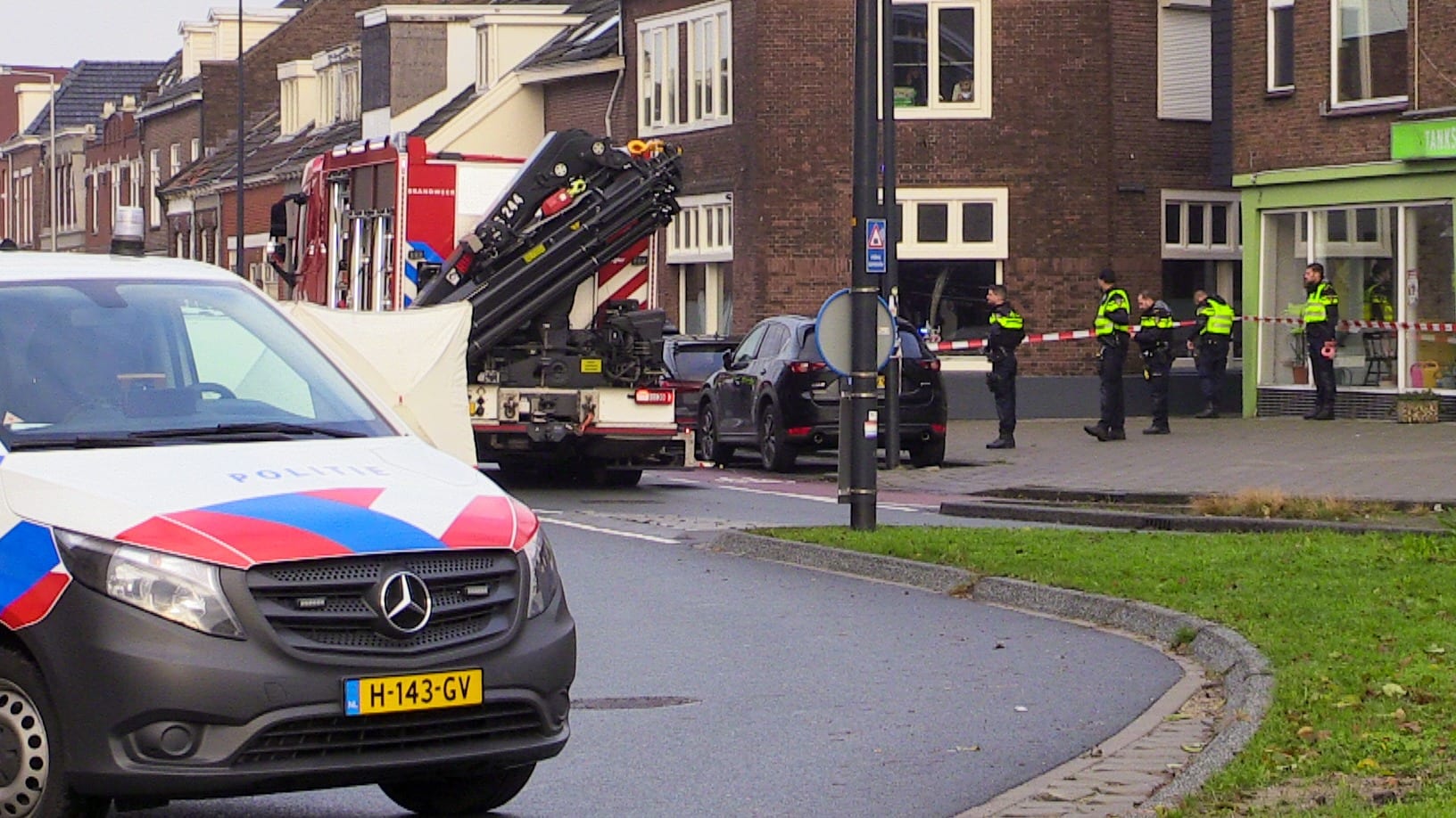 Auto met lichaam in centrum Enschede gevonden, politie zet groot gebied af