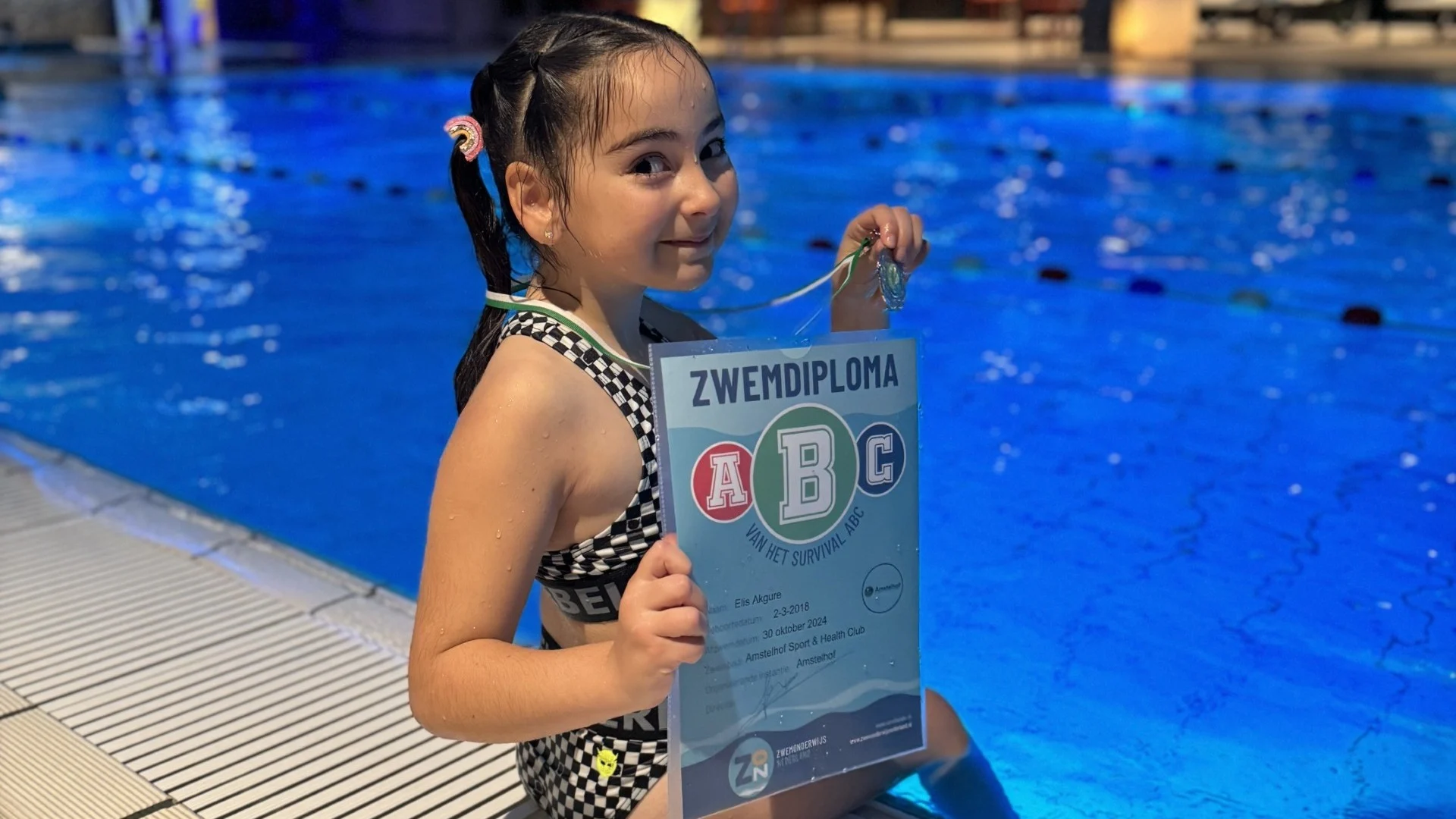 Wat een bijzondere prestatie: 6-jarige Elis, die verlamd is, haalt B-diploma