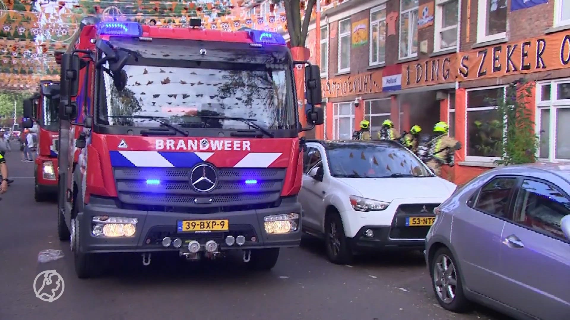 Paniek voor de EK-wedstrijd in Oranjestraat: grote brand breekt uit in woning