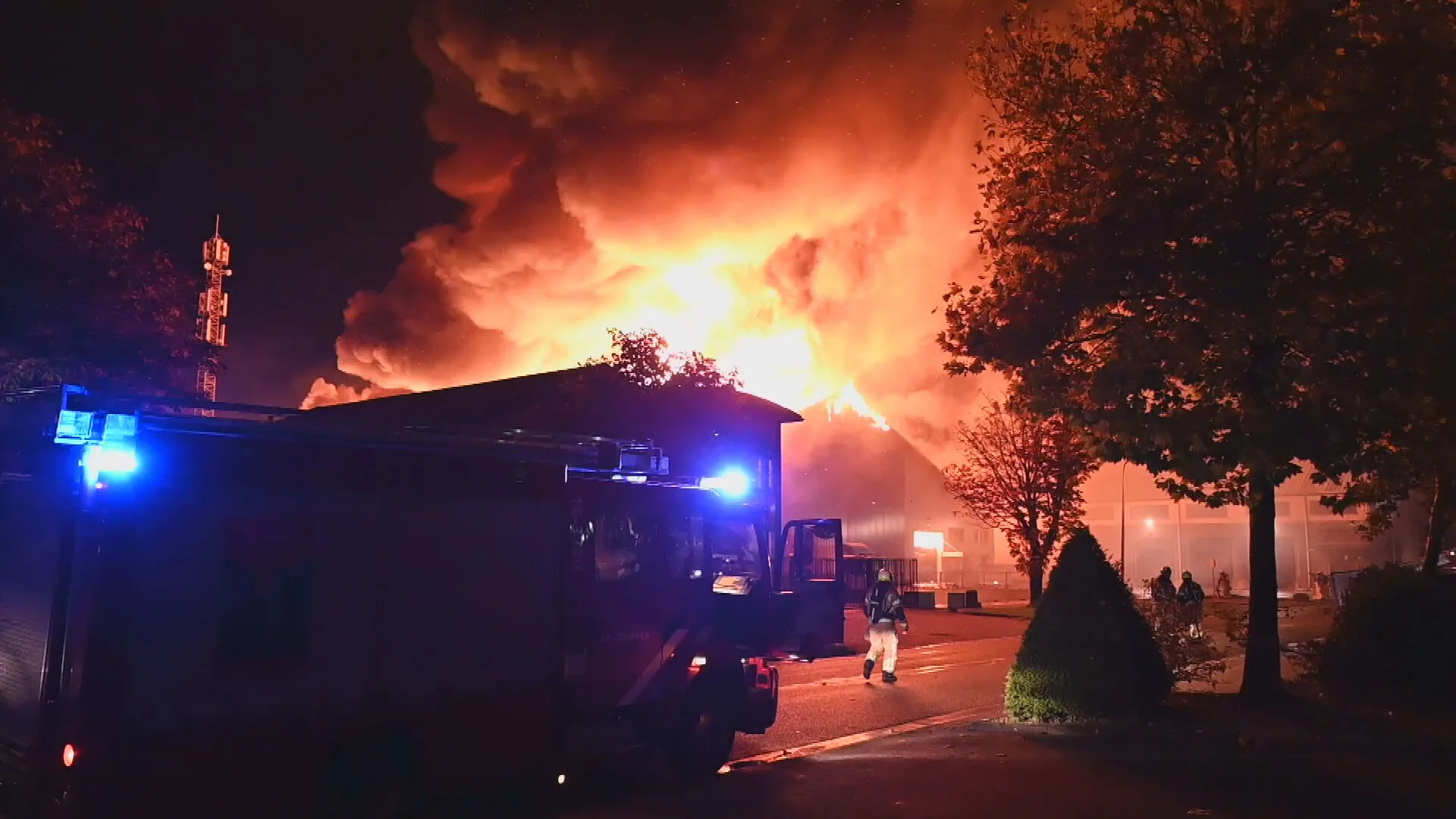 Grote brand in zadenhandel Moerkapelle, brandweerman gewond