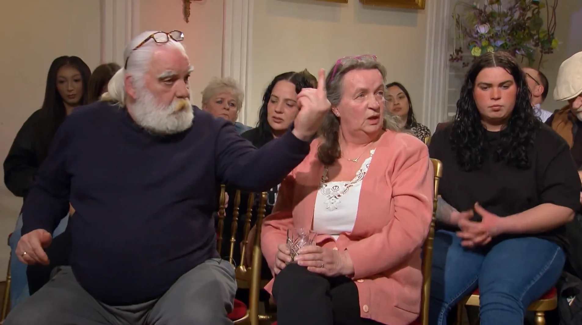 Ruzie over sinterklaasfeest escaleert in Mr. Frank Visser: 'Grafleugenaar!'