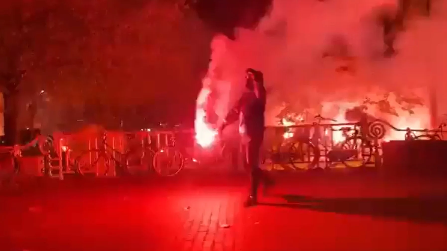 Onrustig in centrum van Rotterdam: Feyenoordsupporters bekogelen agenten met vuurwerk