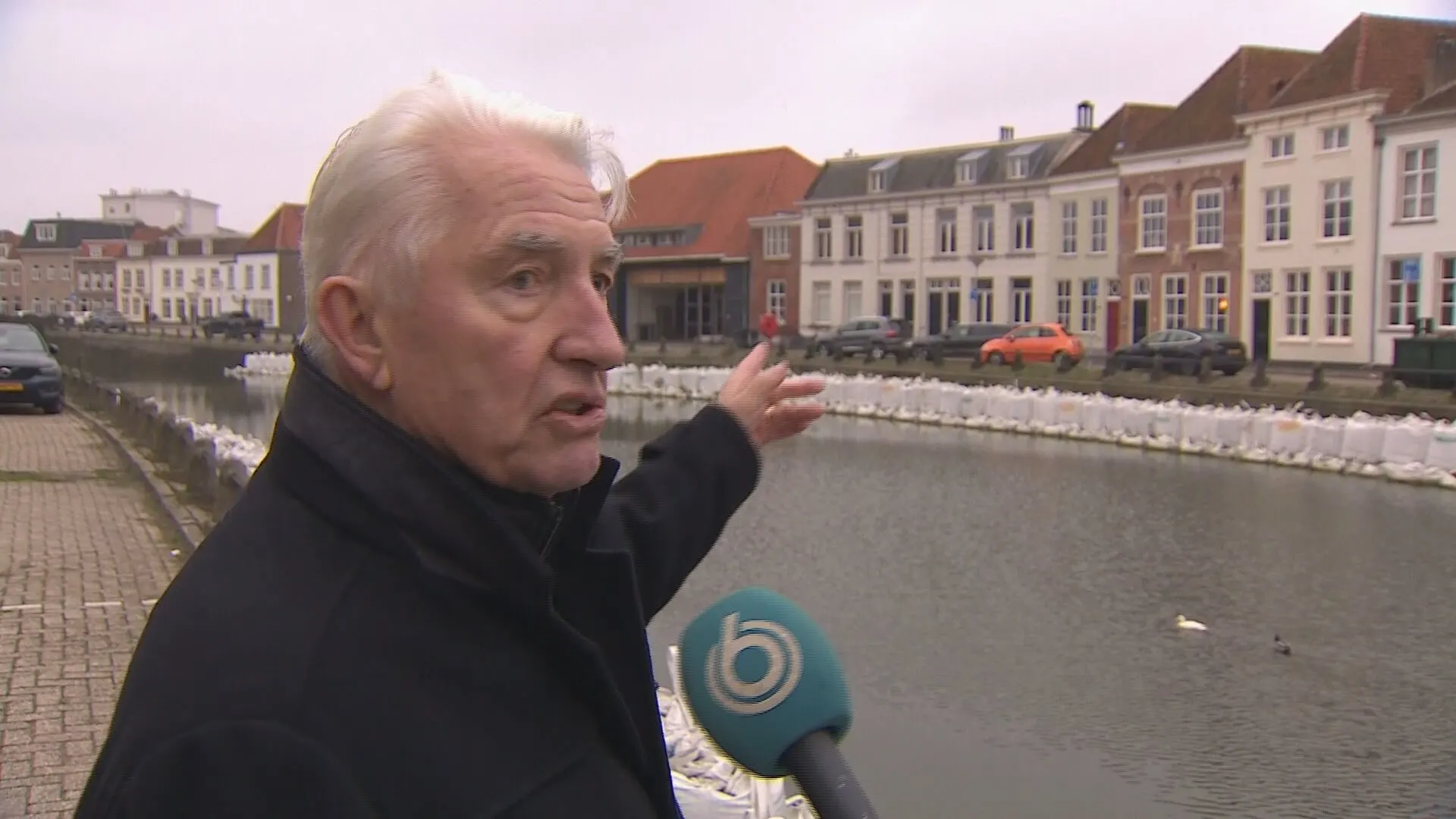 Bewoners Bergen op Zoom helemaal klaar witte zandzaken op kade: 'Dit hoort gewoon niet'