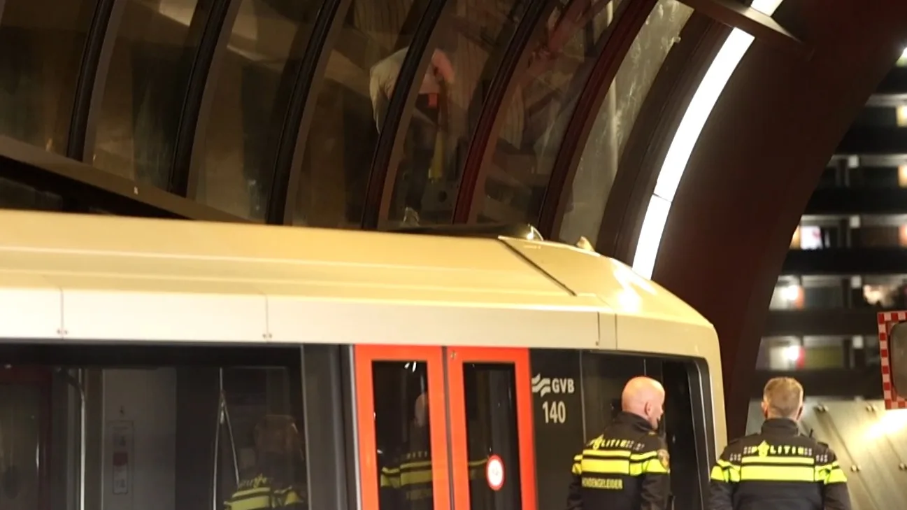 Wilde achtervolging in Amsterdam eindigt met man op dak metrostation Noord