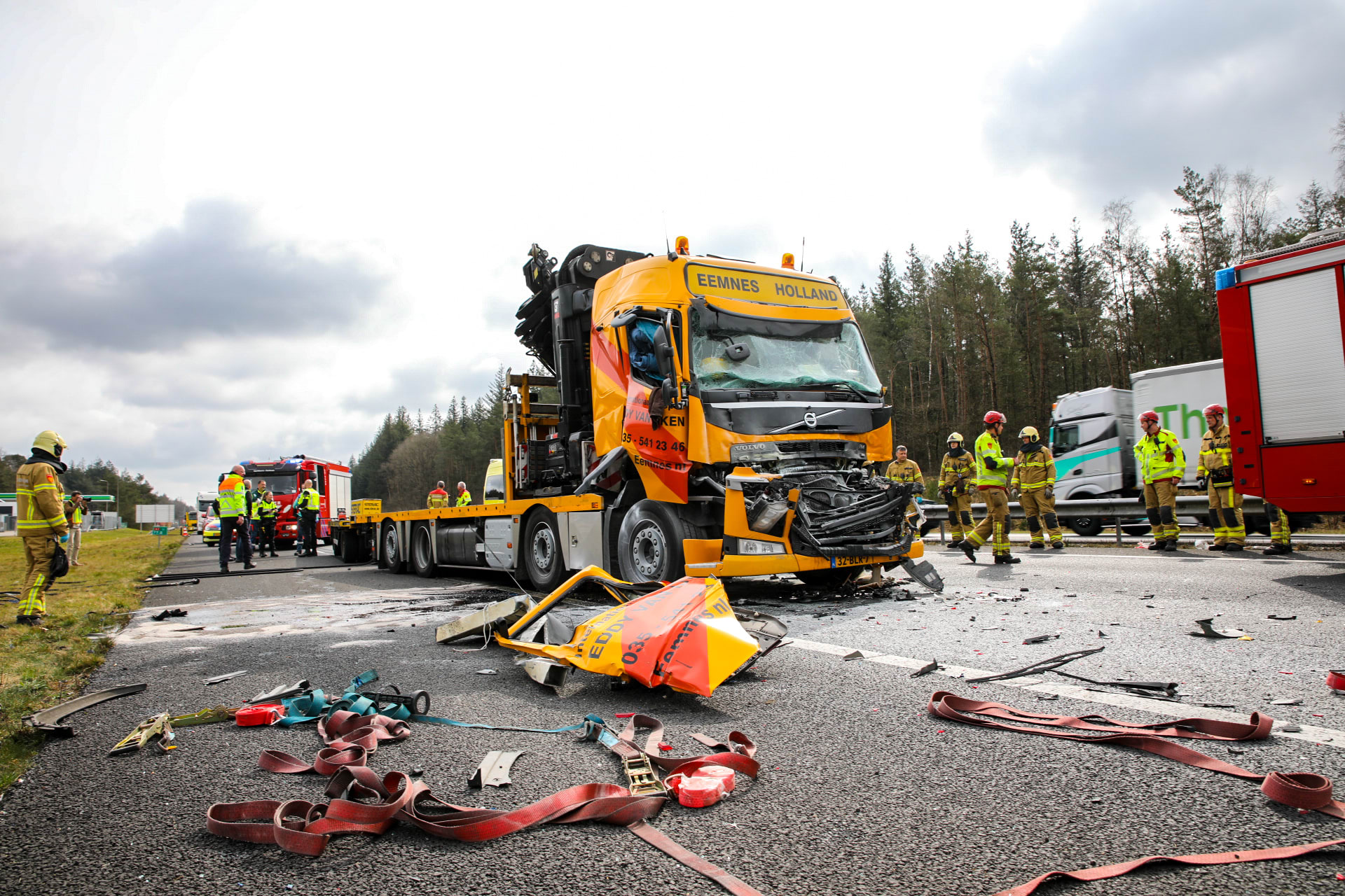 Zwaar ongeluk met twee vrachtwagens op A1 bij Kootwijk: snelweg dicht