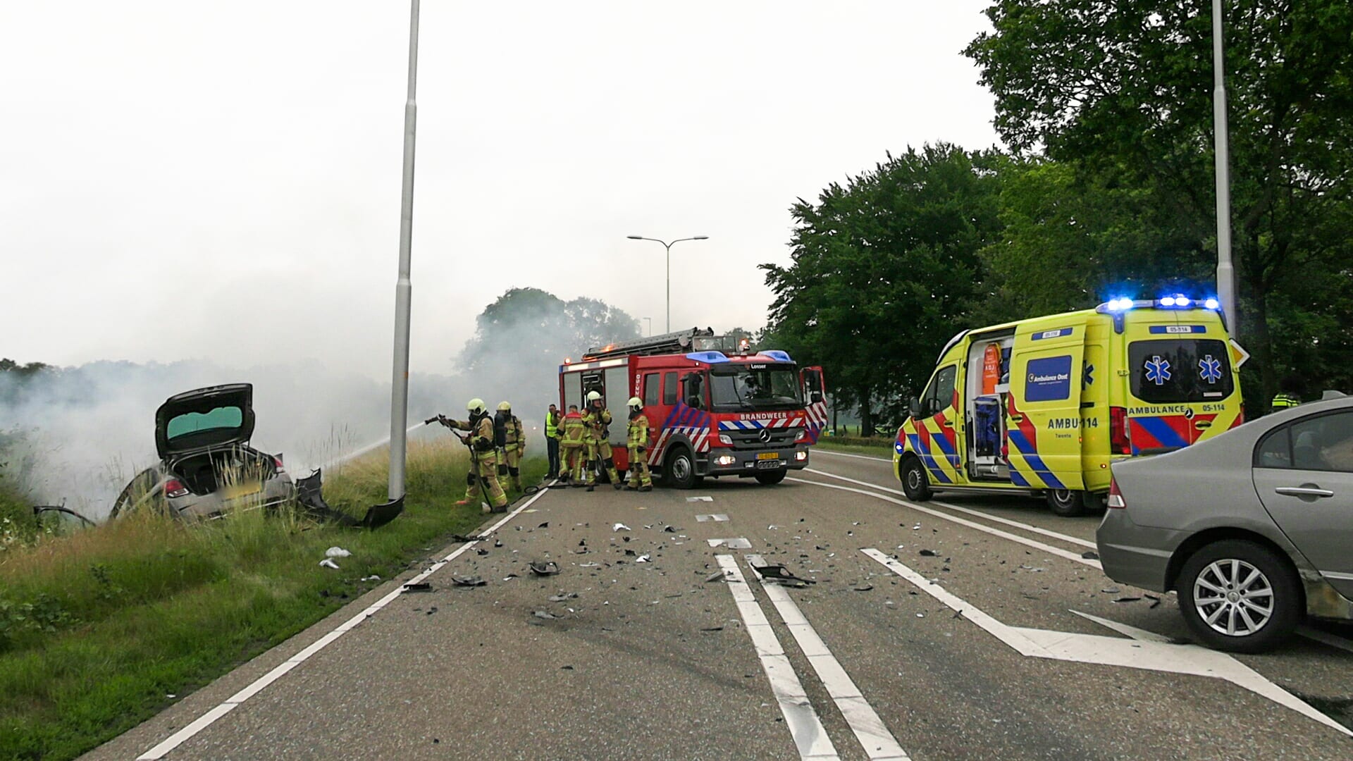 Auto vliegt in brand na frontale aanrijding op N731 bij Glane