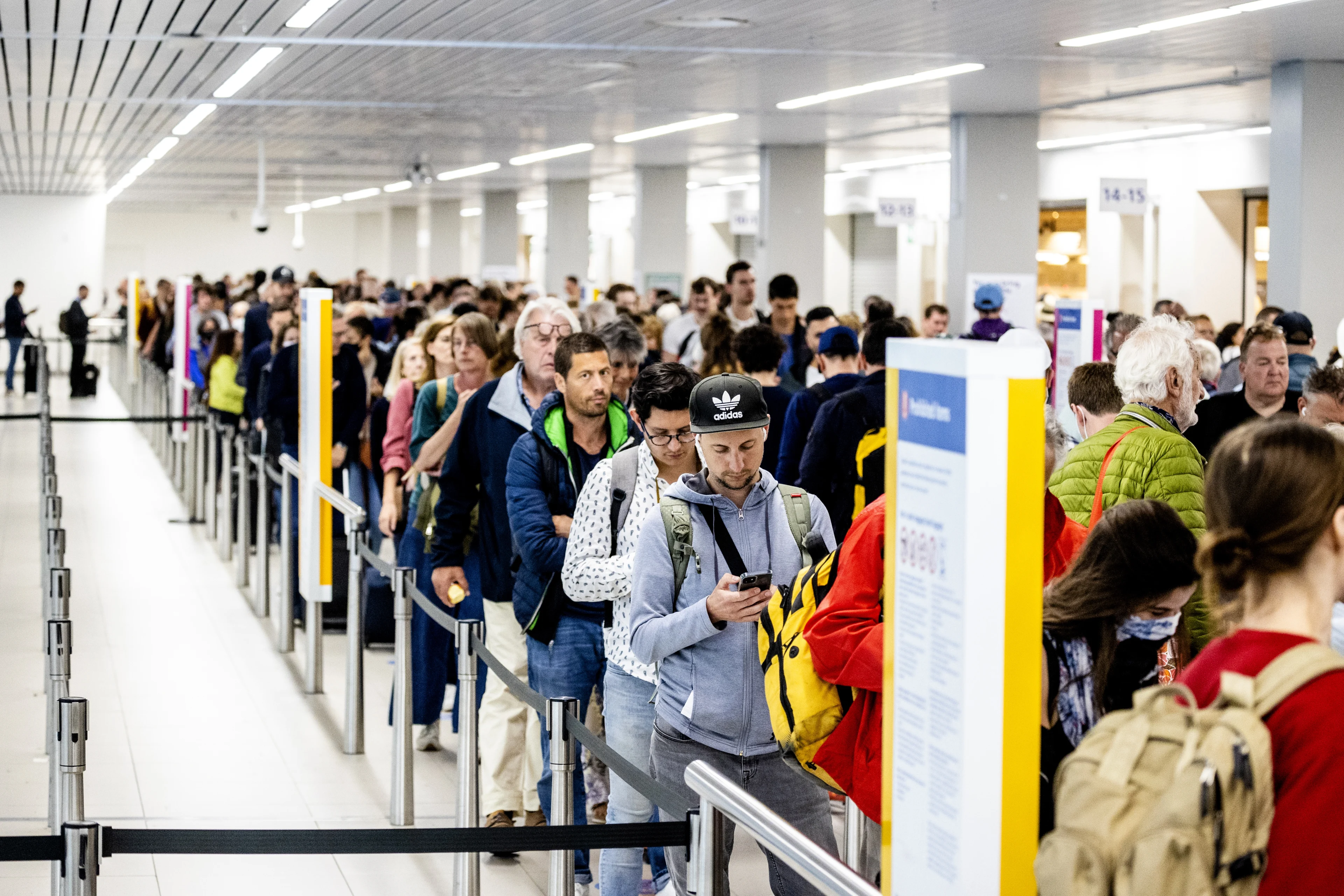 Opnieuw lange rijen op Schiphol door Hemelvaart: 'Mensen zijn gestrest en dringen voor'