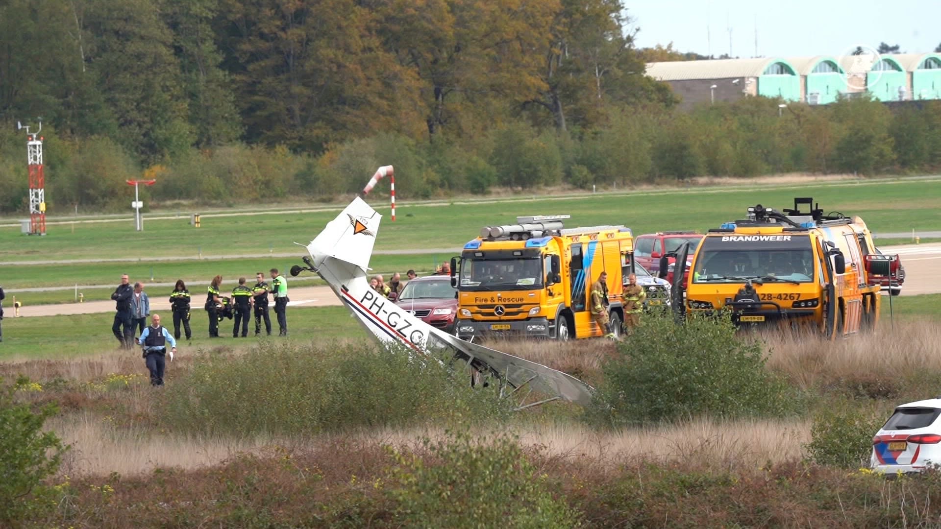 Vliegtuigje over de kop geslagen op luchthaven Gilze-Rijen